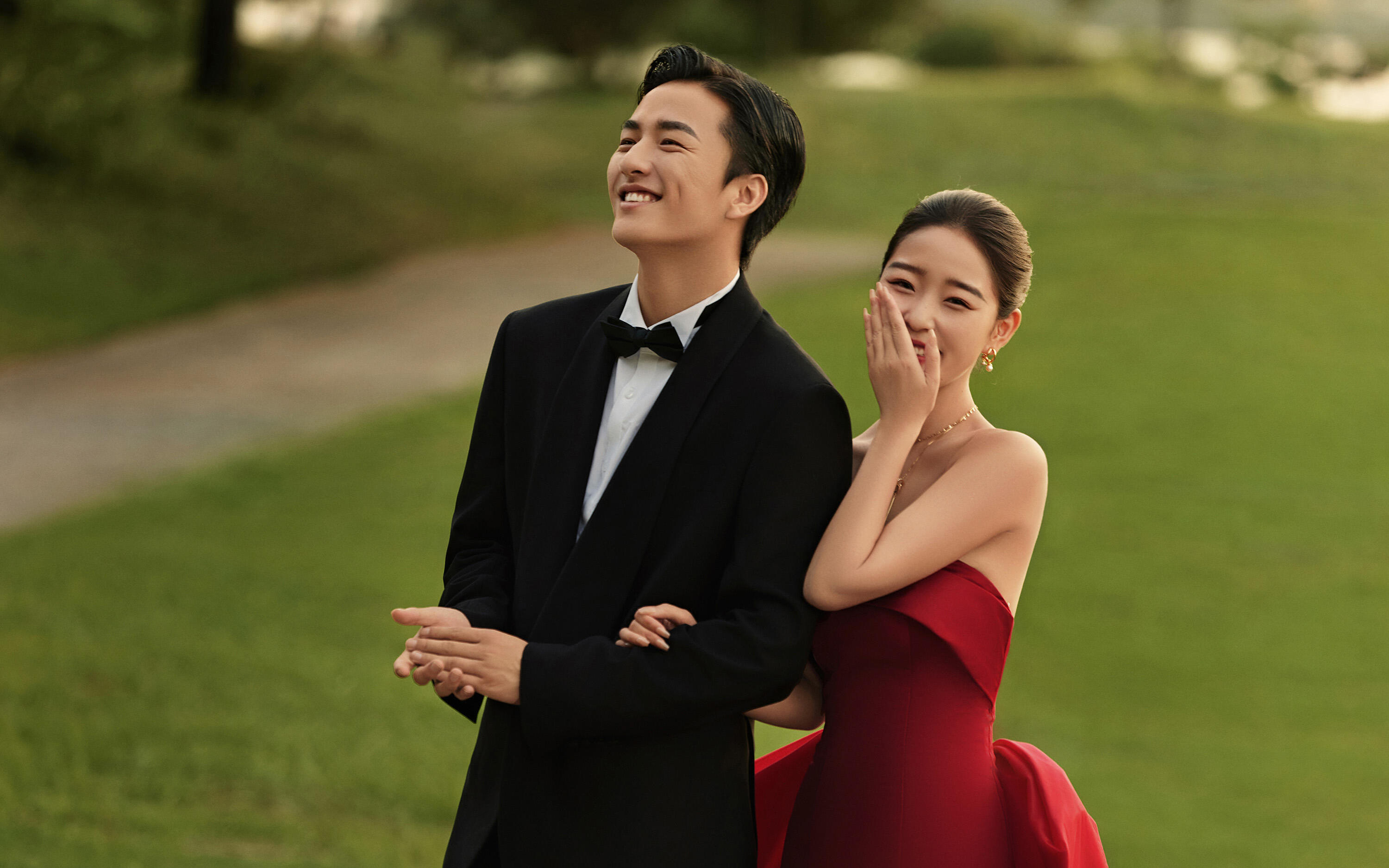 在日落时拍了超浪漫的红裙婚纱照