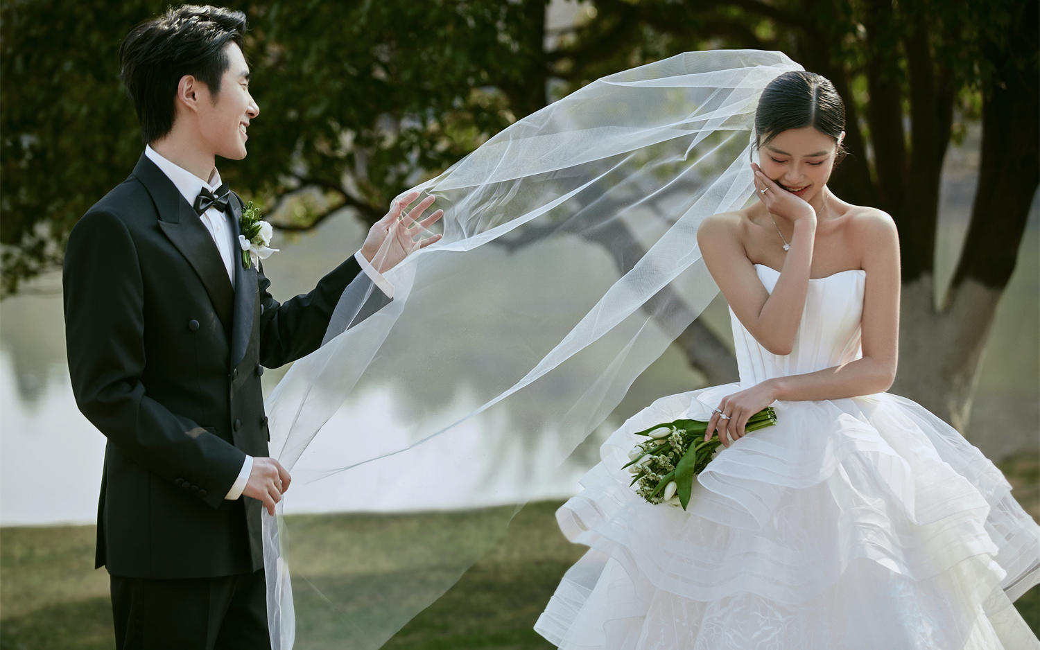 誰懂這感覺！突然就get到草坪婚紗照的美了~