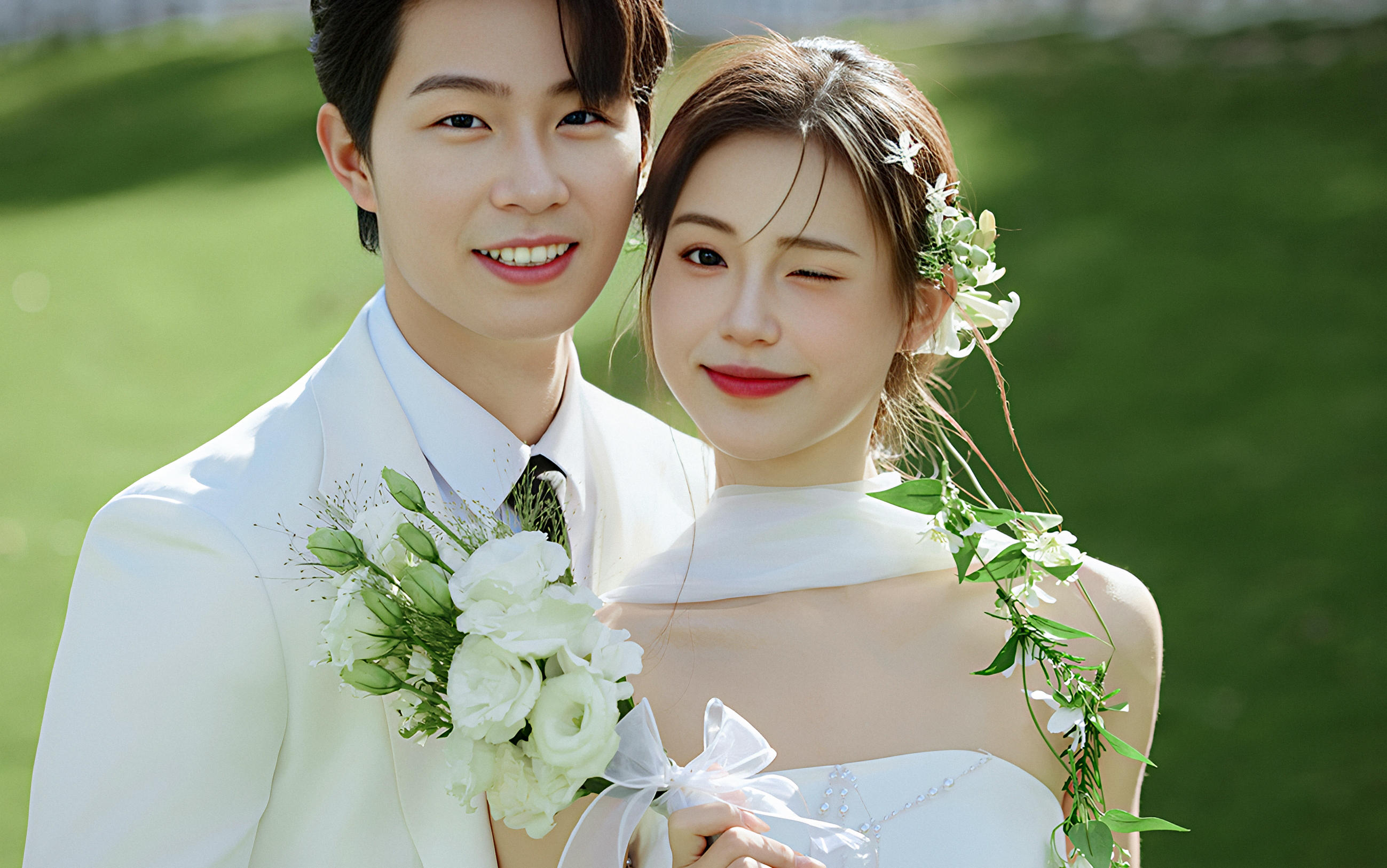 森系草坪婚纱照🍃在绿意中感受鲜活的爱