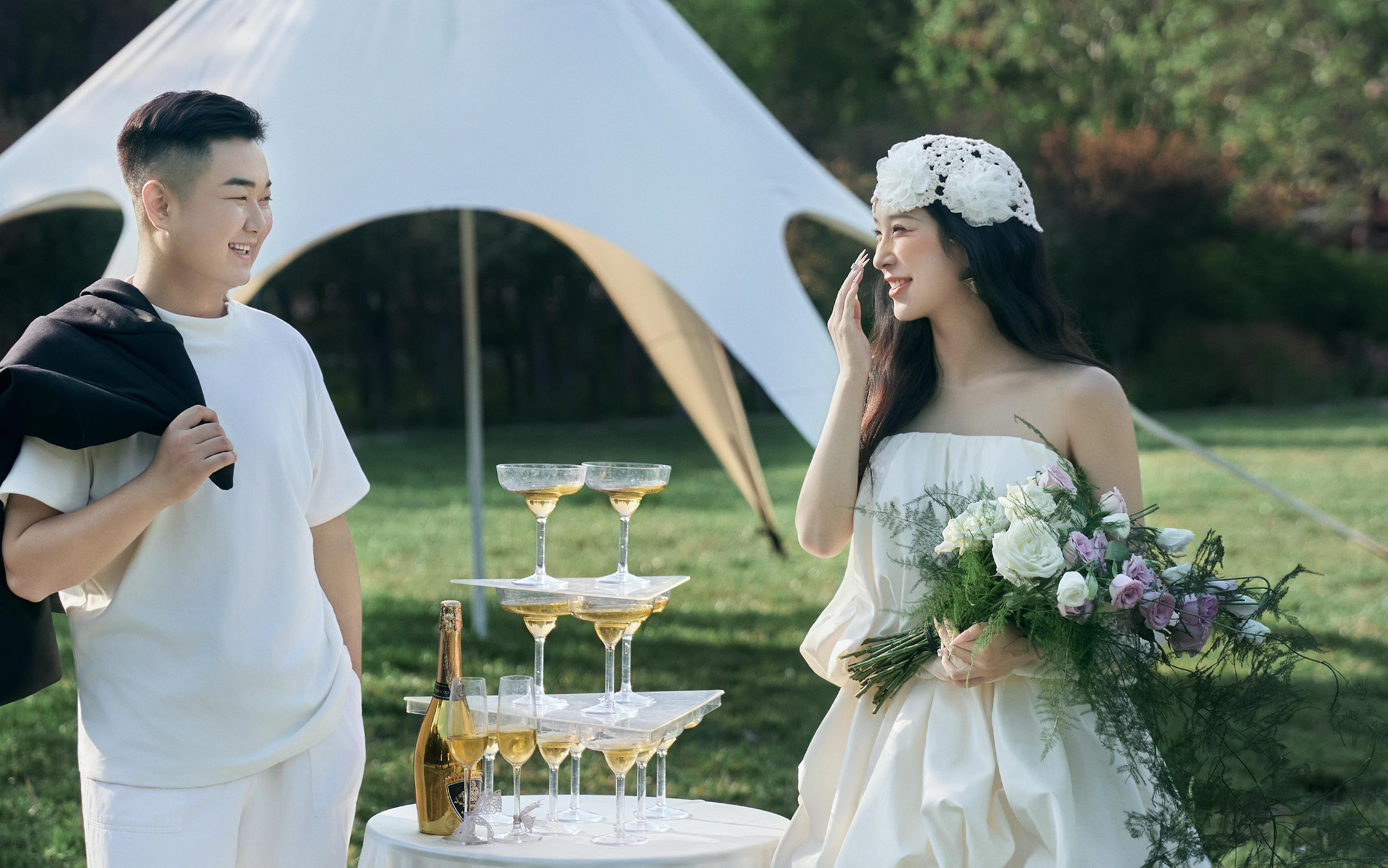 客片~草坪婚纱照拍出“夏日限定浪漫”