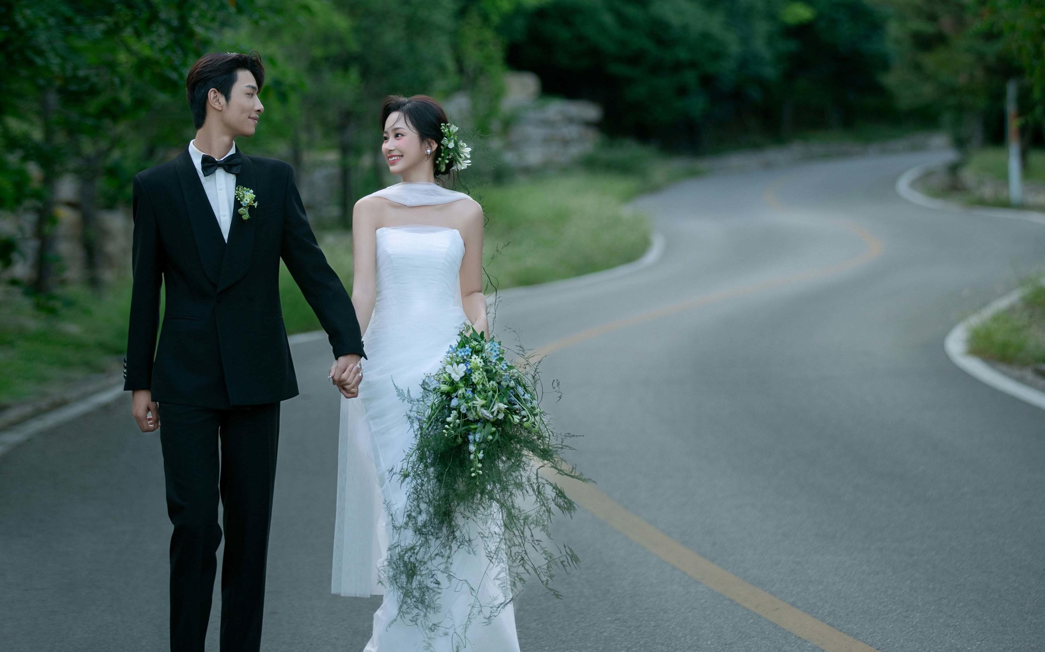 与浪漫同频的森系公路婚纱照 爱了爱了