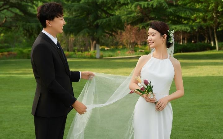 清新草坪與緞面白紗結(jié)合 每一個(gè)細(xì)節(jié)都充滿故事