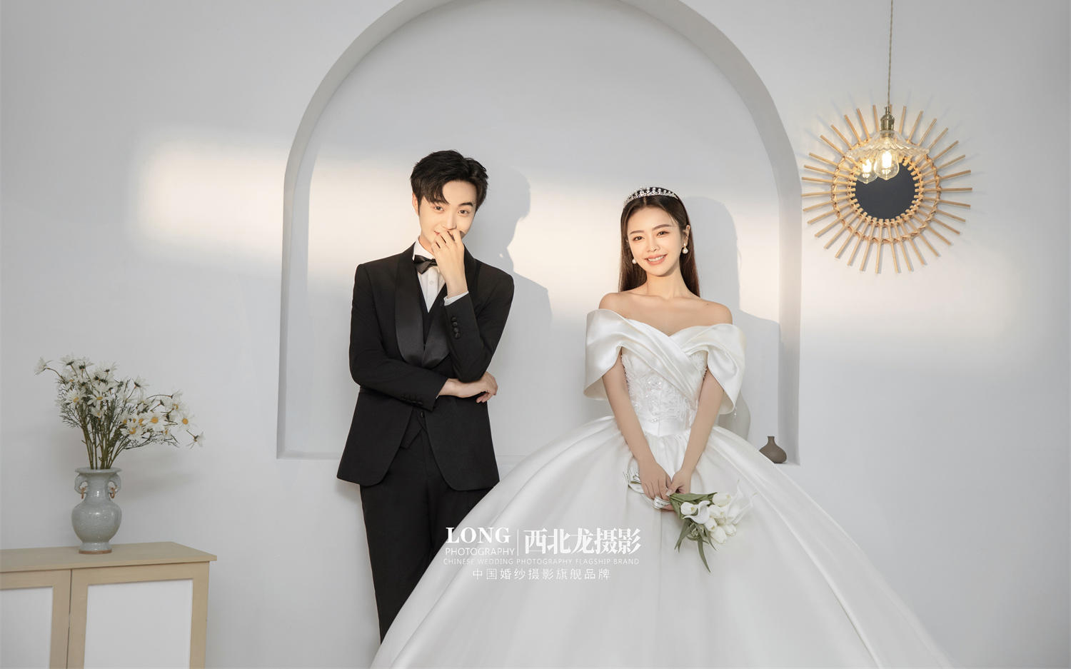 高级又甜蜜的室内极简婚纱照
