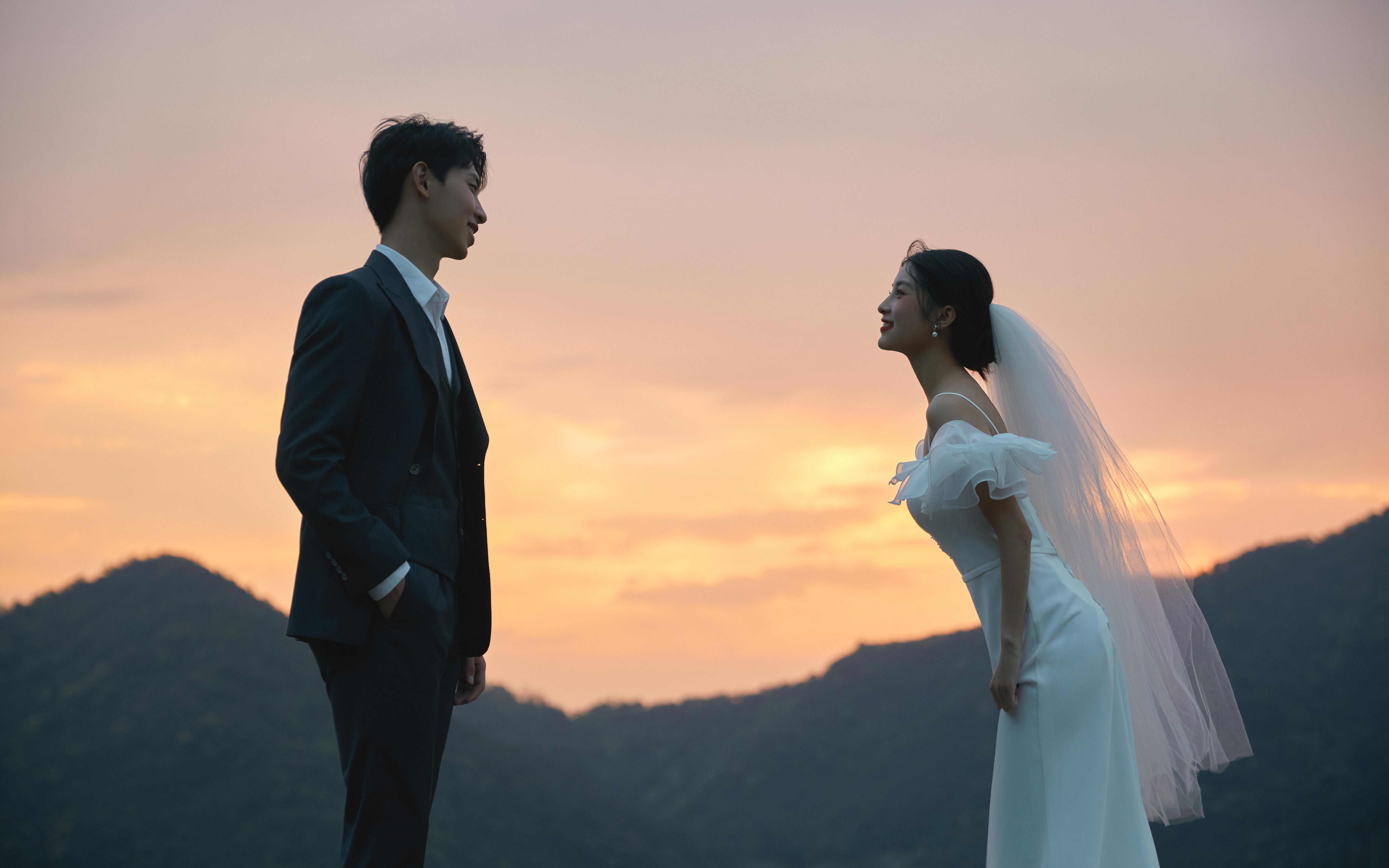 看落日微醺，晚霞暈染天際