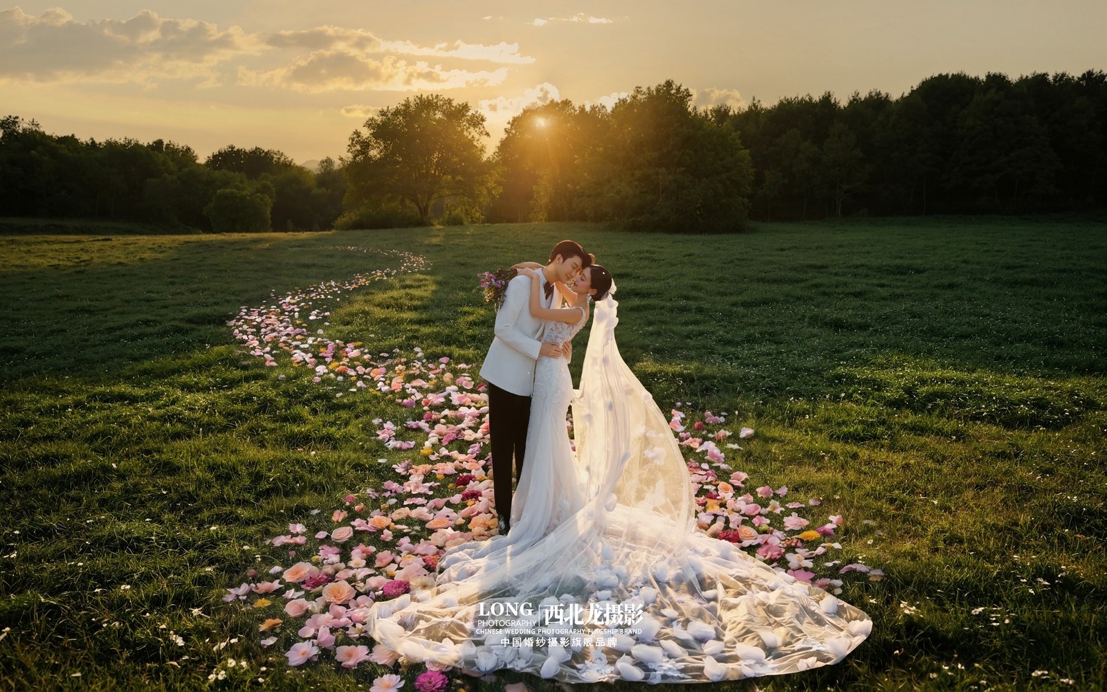 夕阳草坪婚纱照｜狂出神图的电影感瞬间✨