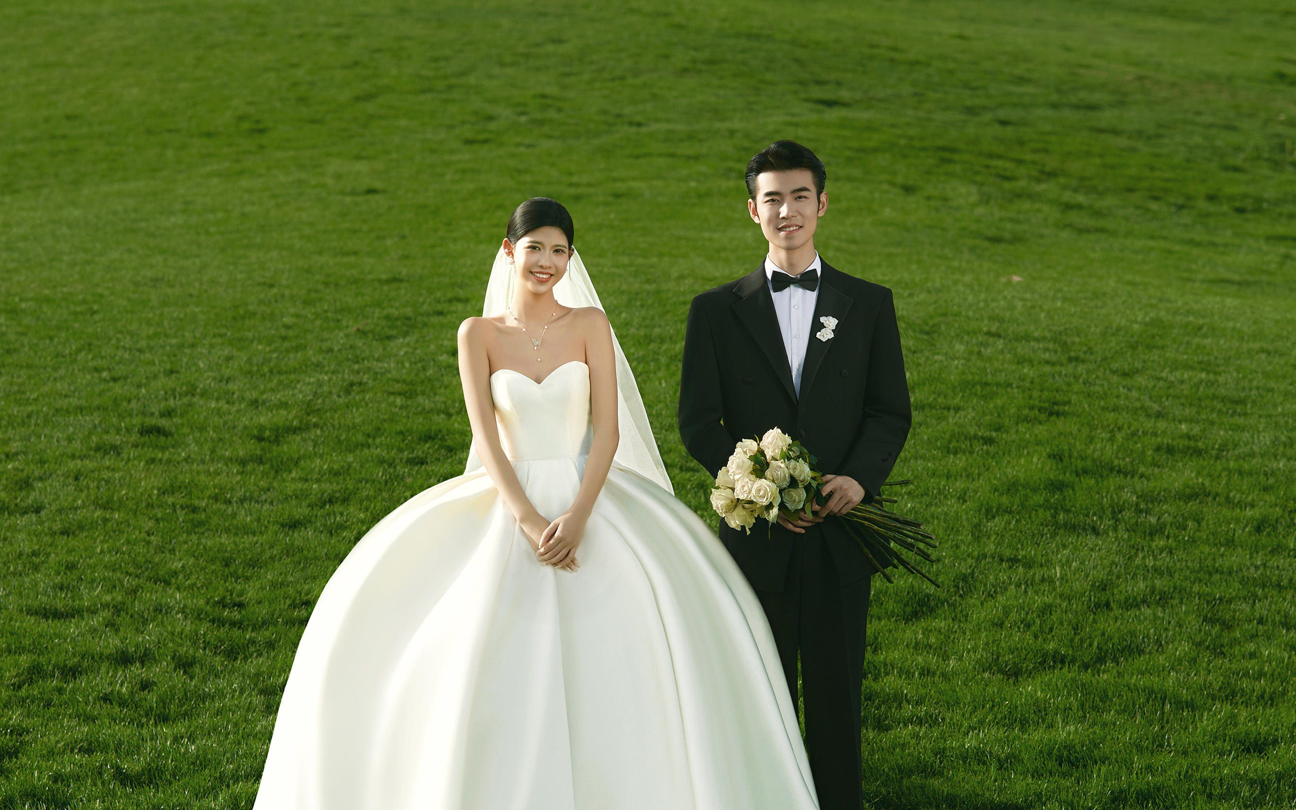 美的像电影截图❗️森系草坪婚纱照被问爆了
