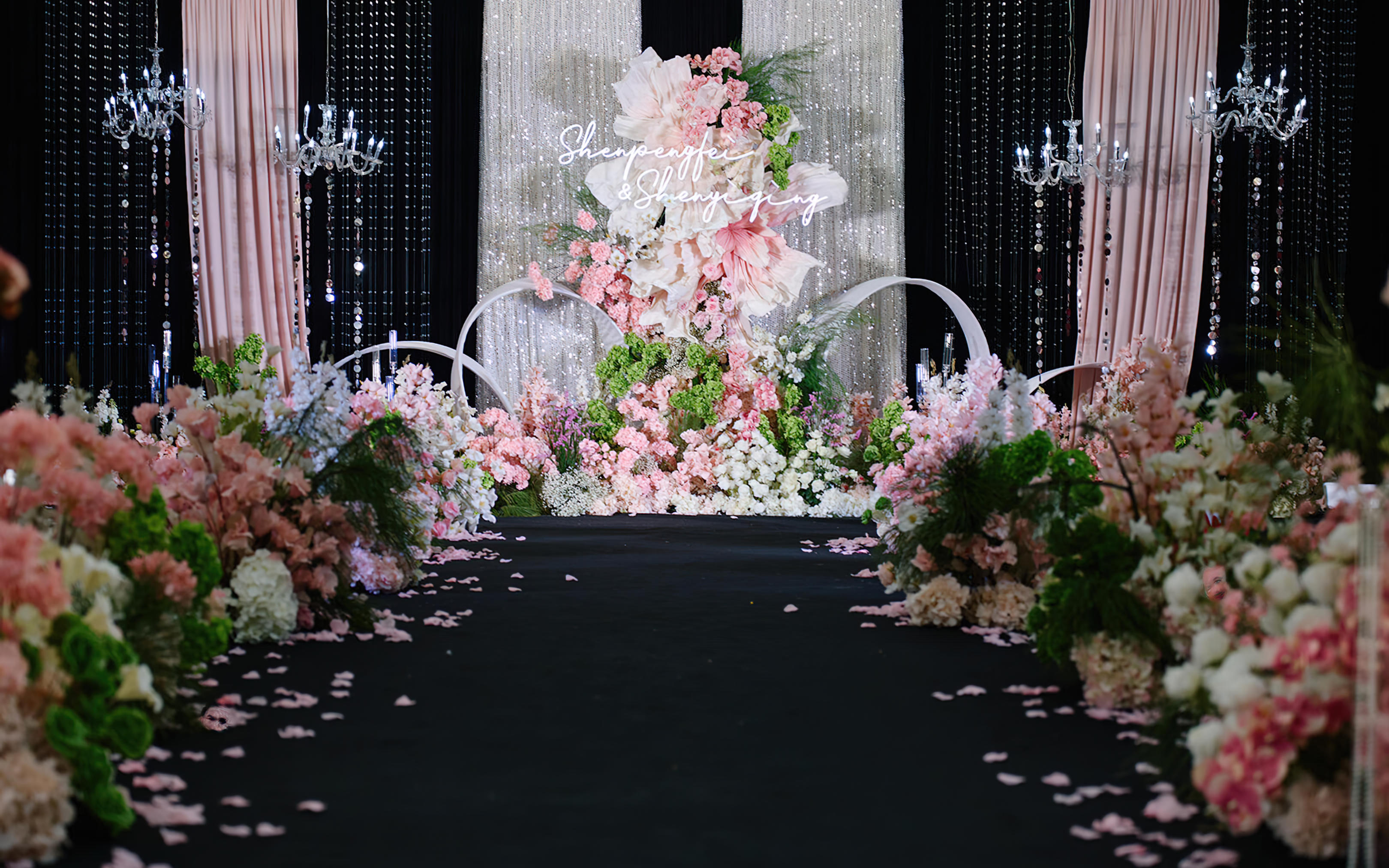 藏滿浪漫與愛意的婚禮 以水晶為冕，以繁花為禮 