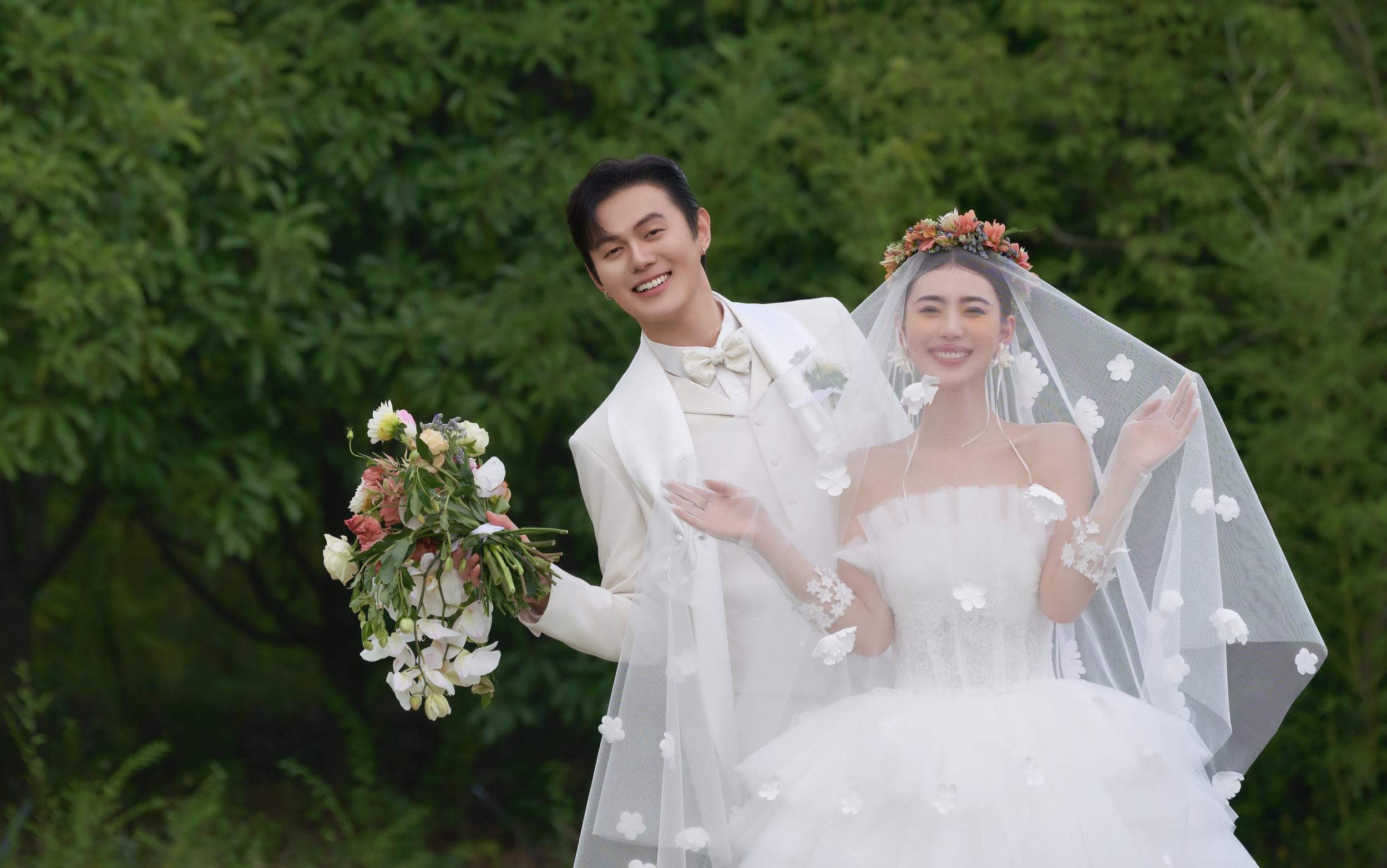 还得是草坪婚纱照✔总是会反复心动呀