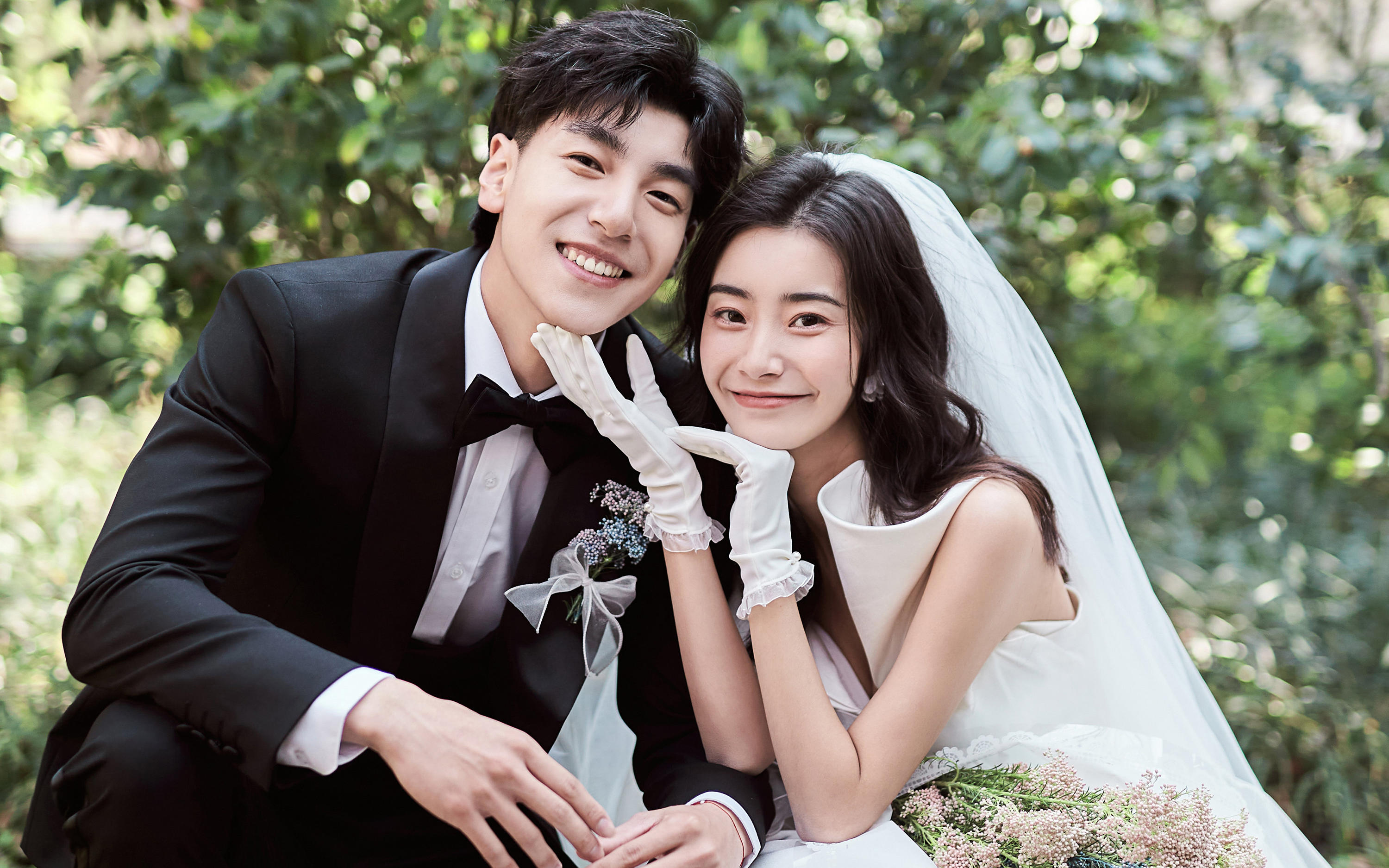 超有感染力的草坪婚纱照