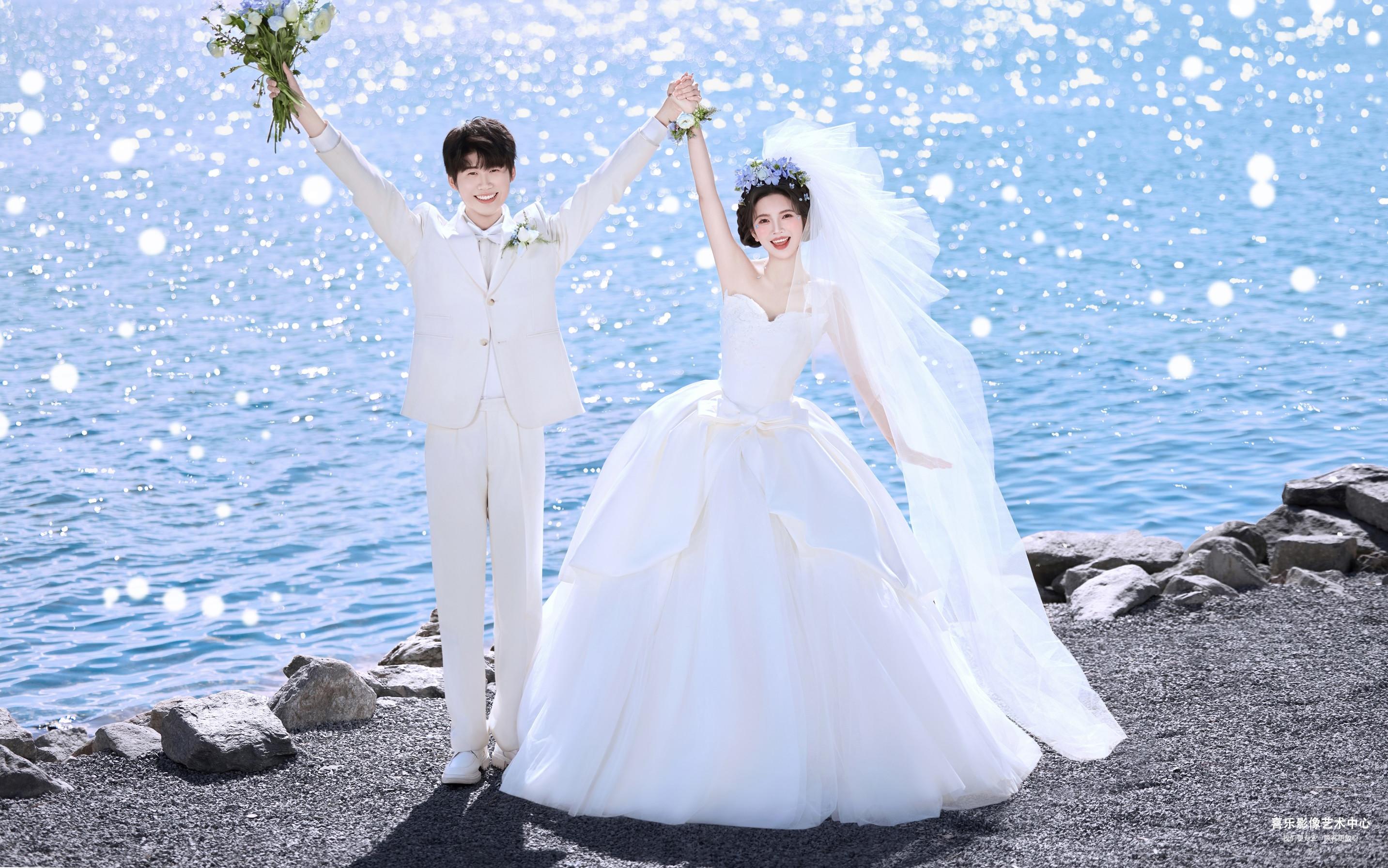 龍龕碼頭｜白西裝與藍(lán)花束的清新儀式感