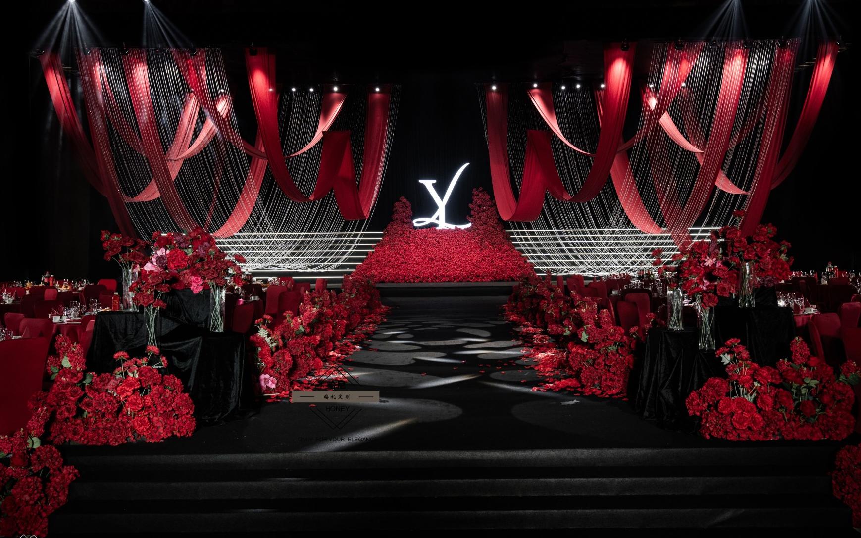 炽热红色系婚礼|千万朵玫瑰中你是最特别的那一朵