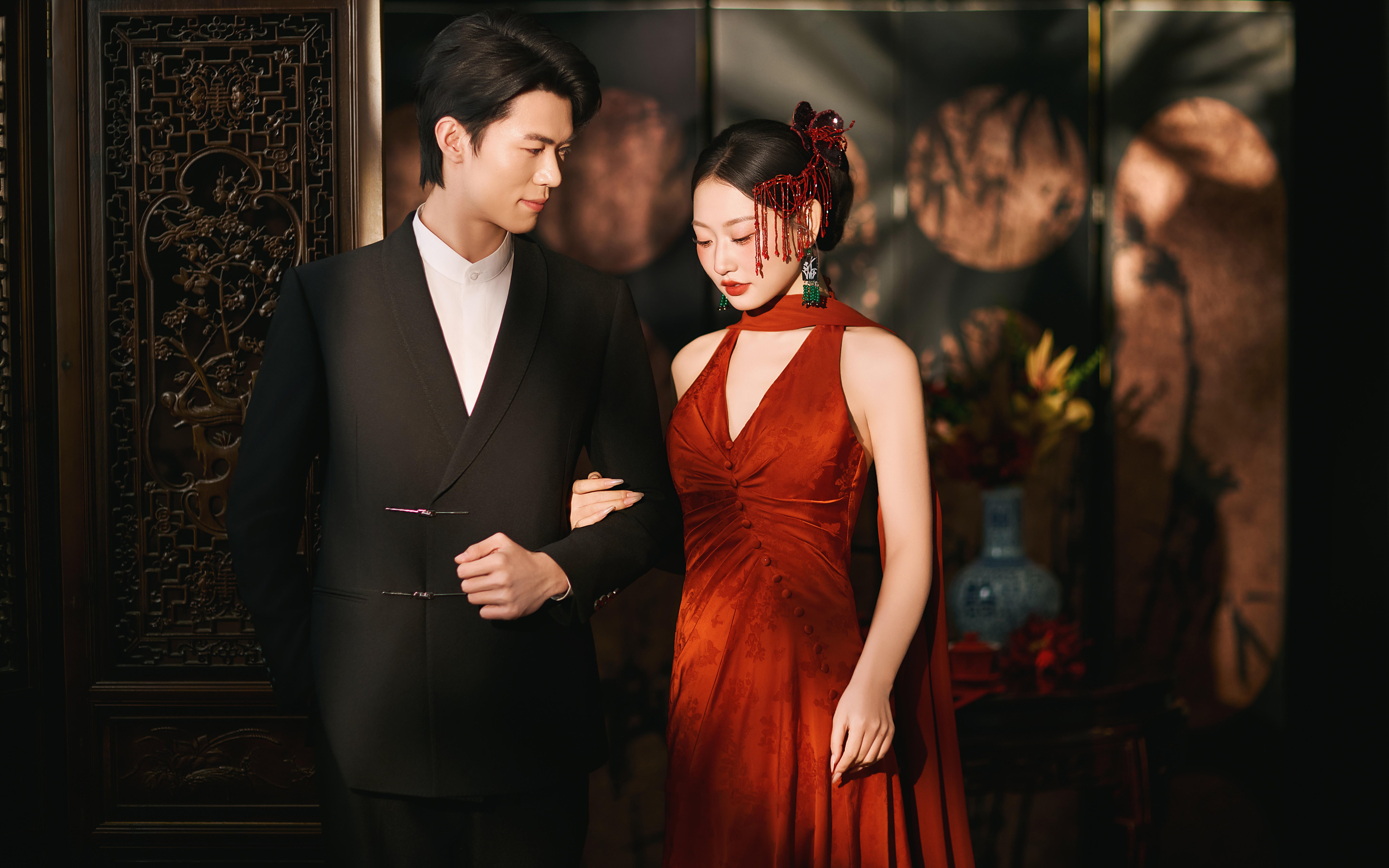 红妆绾青丝，墨衣立乾坤。