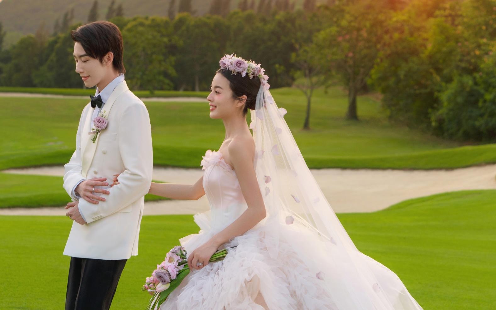 这组草坪婚纱照太治愈啦!满满的情绪feel