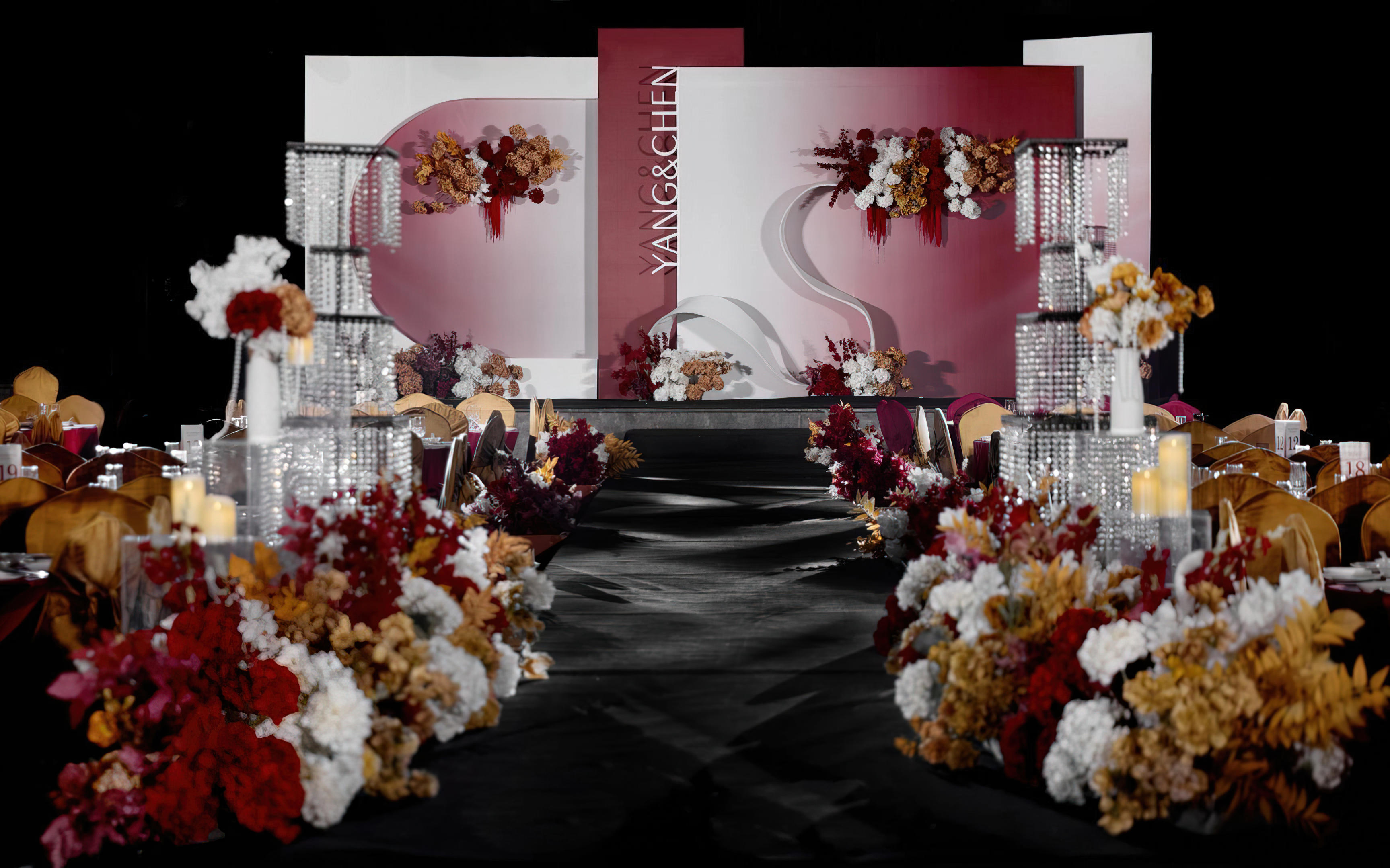 酒紅焦糖調(diào)婚禮布置