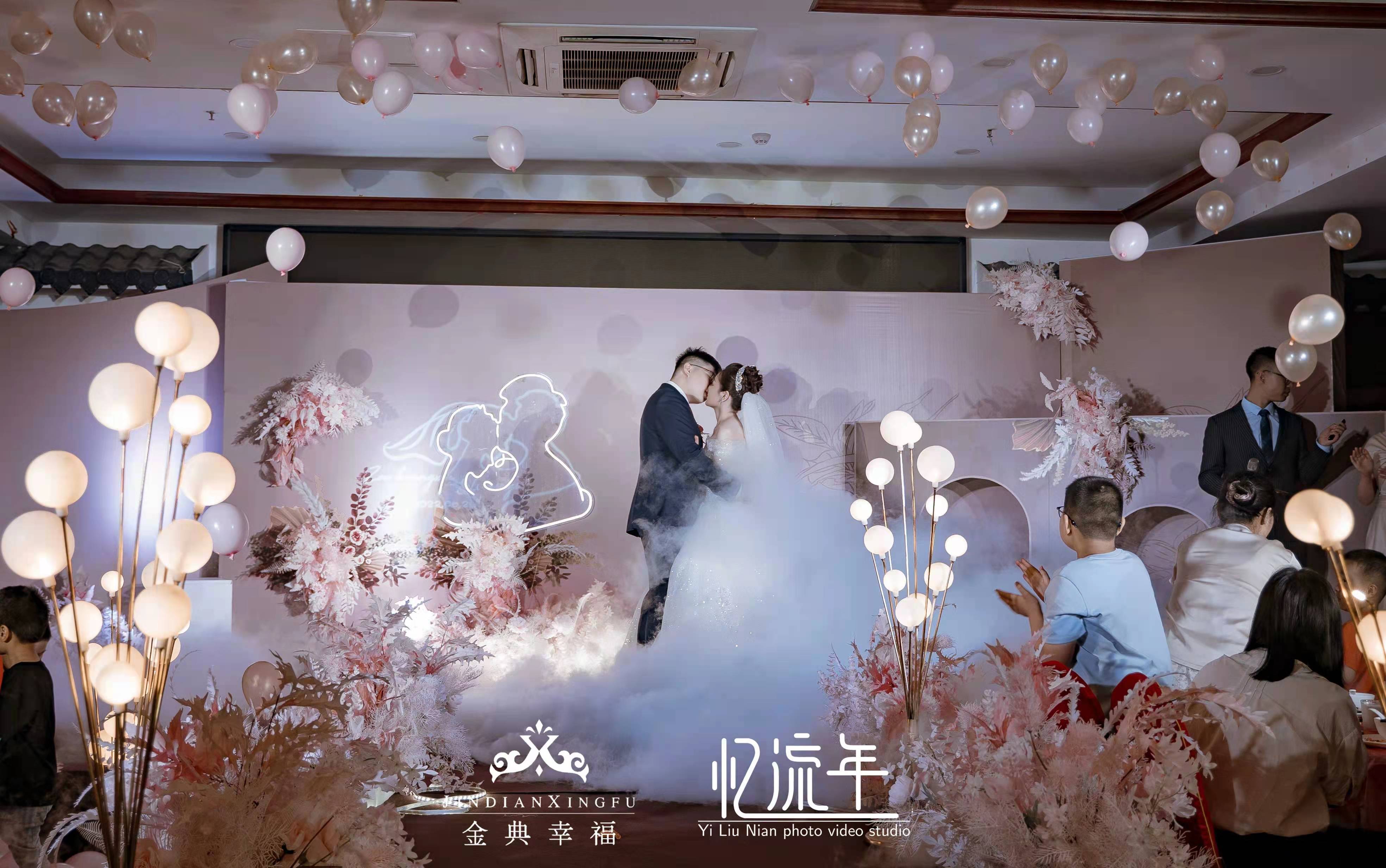 【金典幸?！堪追凵淀n式婚禮