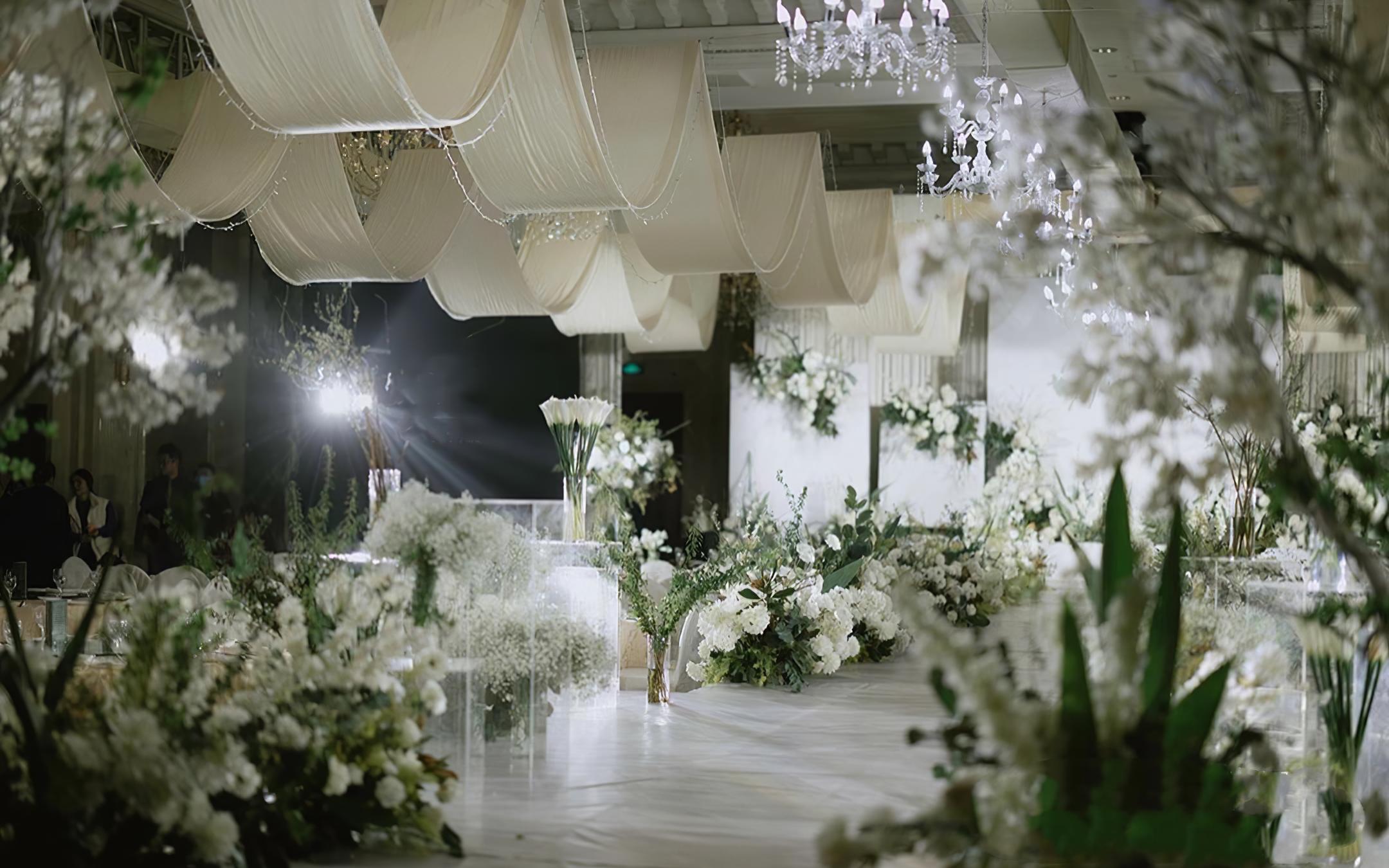 小仙女都喜欢的夏季白绿色清新吊顶婚礼