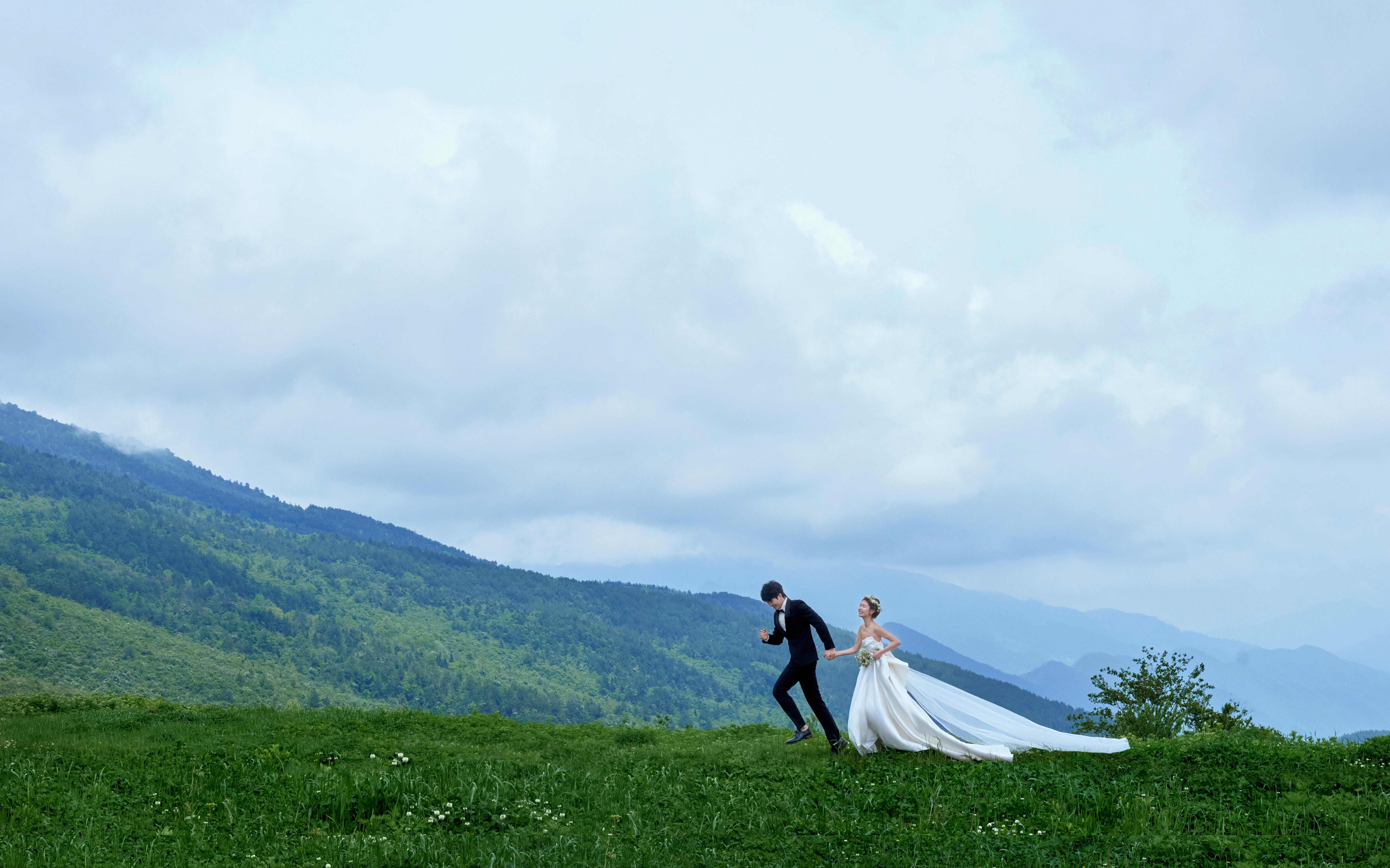 甜美山頂草坪婚紗照