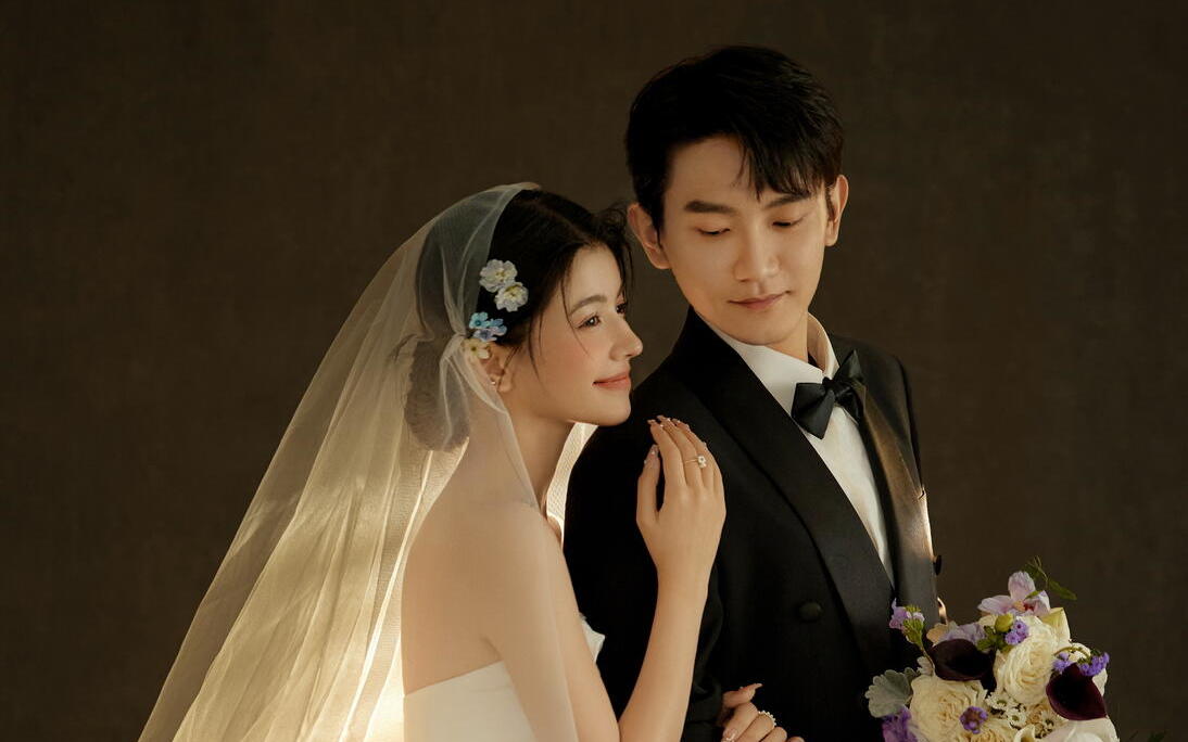 谁不想拥有高级又温柔的室内光影婚纱照