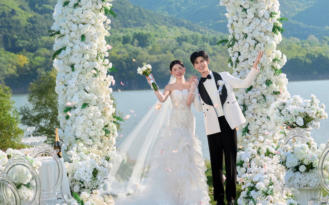 金海湖草坪婚纱照，拍出小型婚礼现场