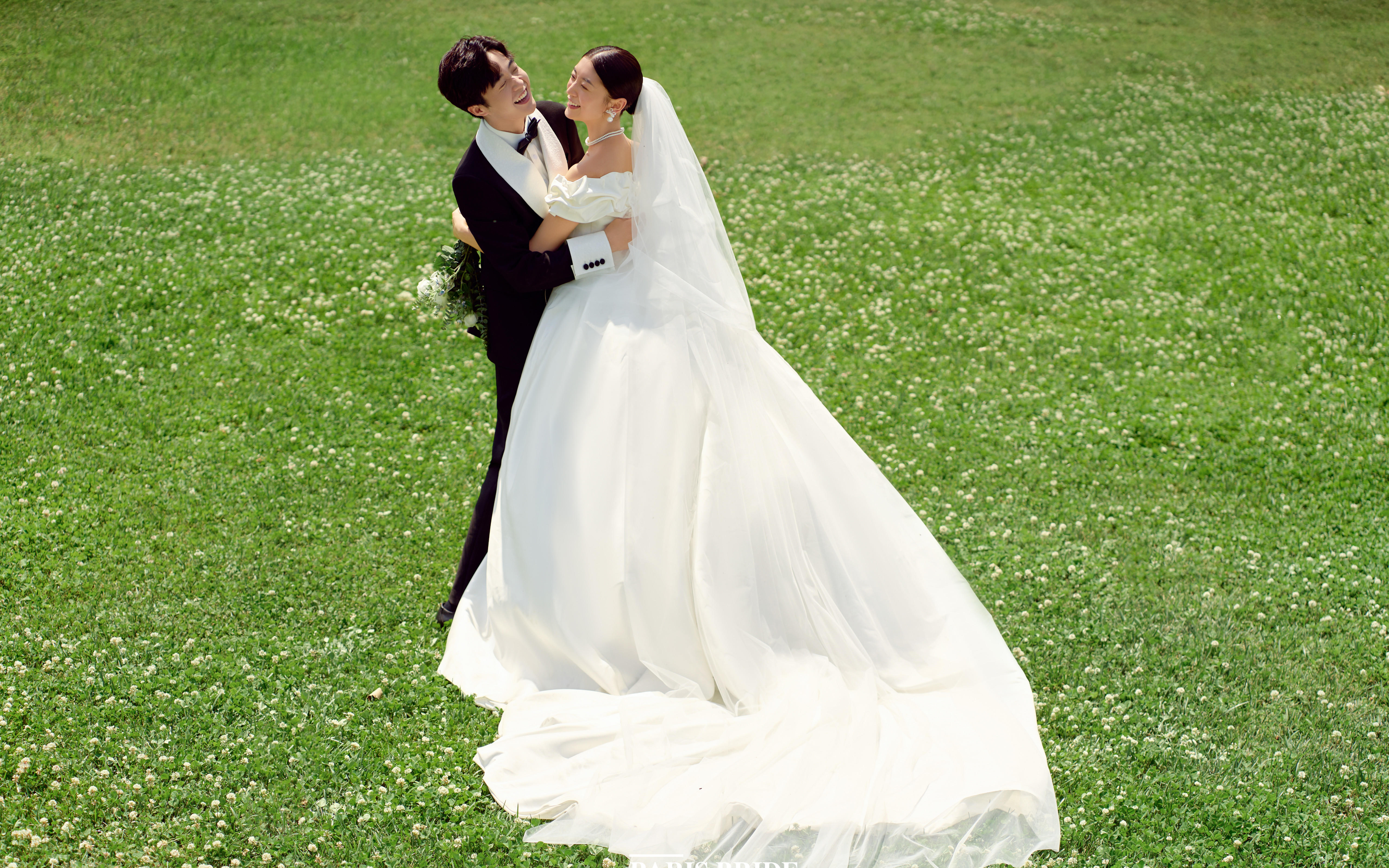 婚纱照给我拍哭了！也太美了！适合春天的草坪婚纱照