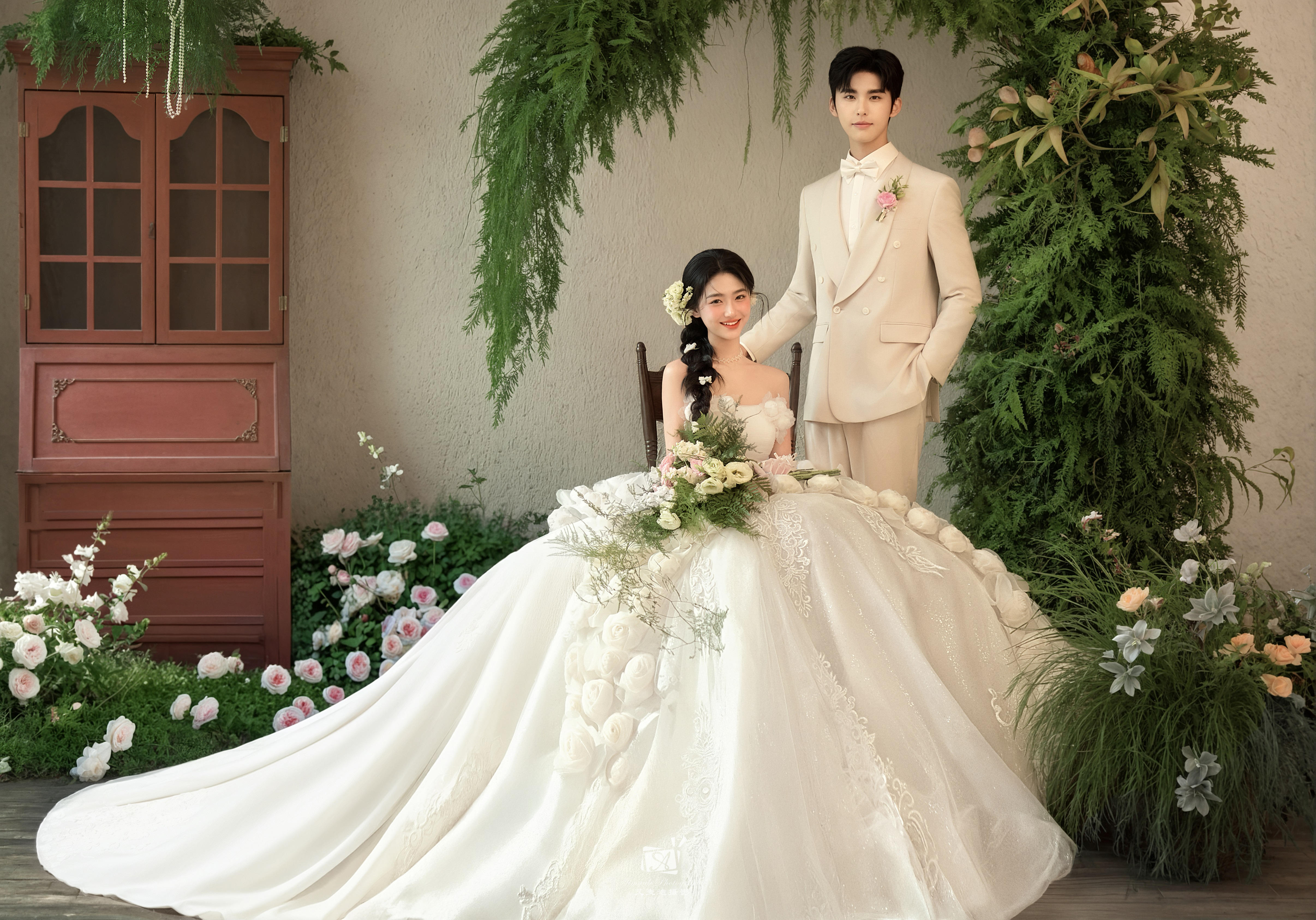 在森系花园里，定格纯白婚纱的温柔约定