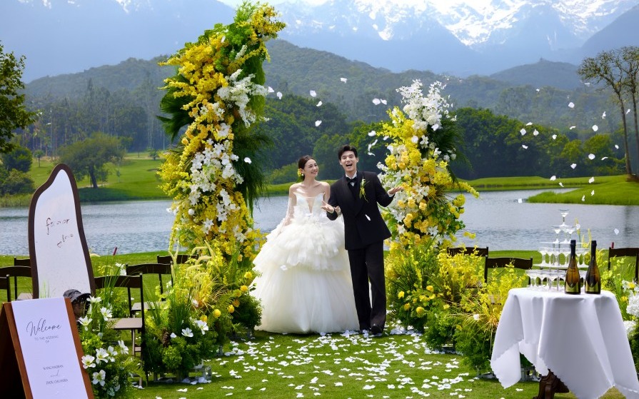 【法式印象】丽江婚纱照推荐｜雪山湖畔，黄白花艺