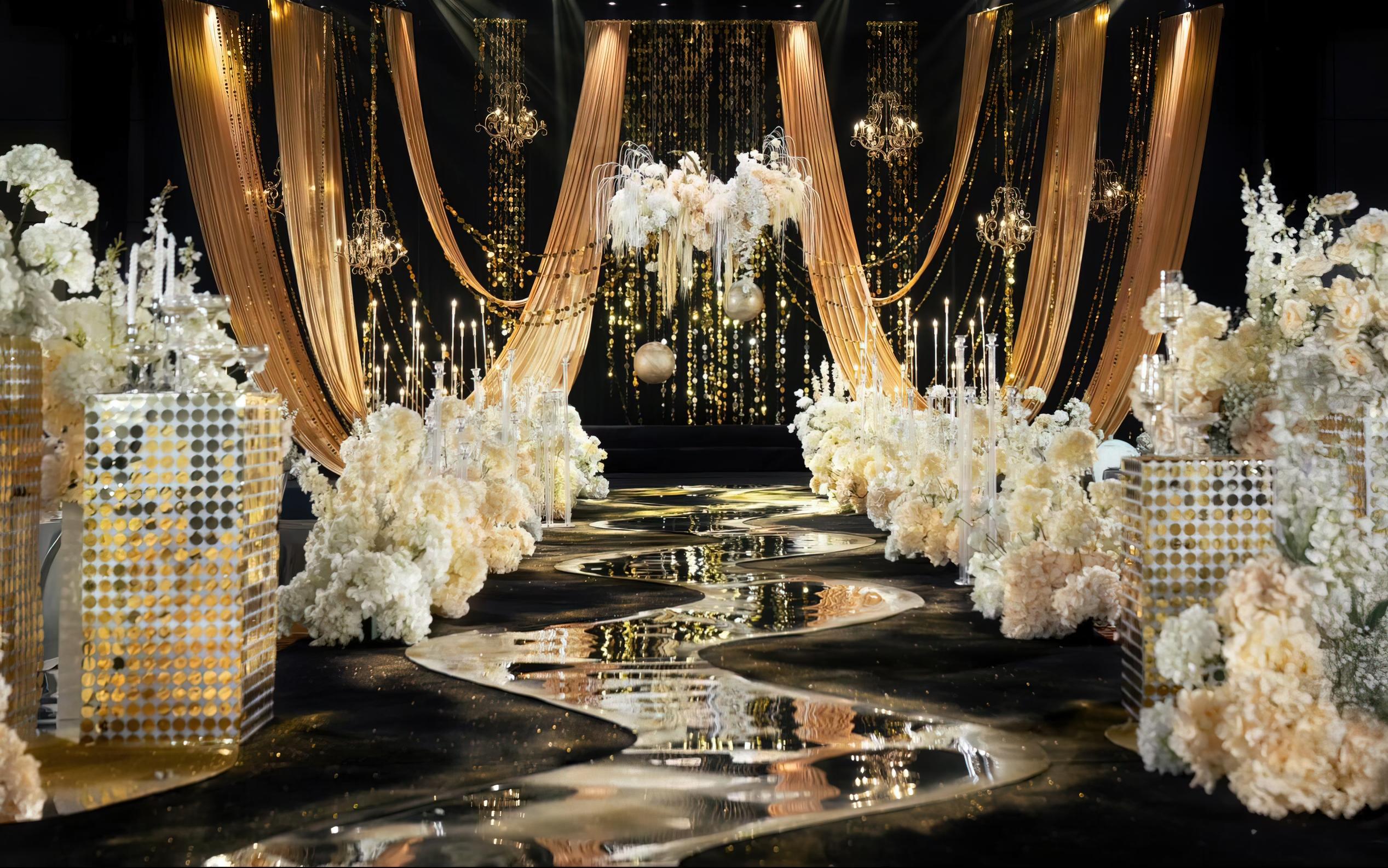 《金穗鎏光》布幔与亮片交织灯光流转其间神秘高级