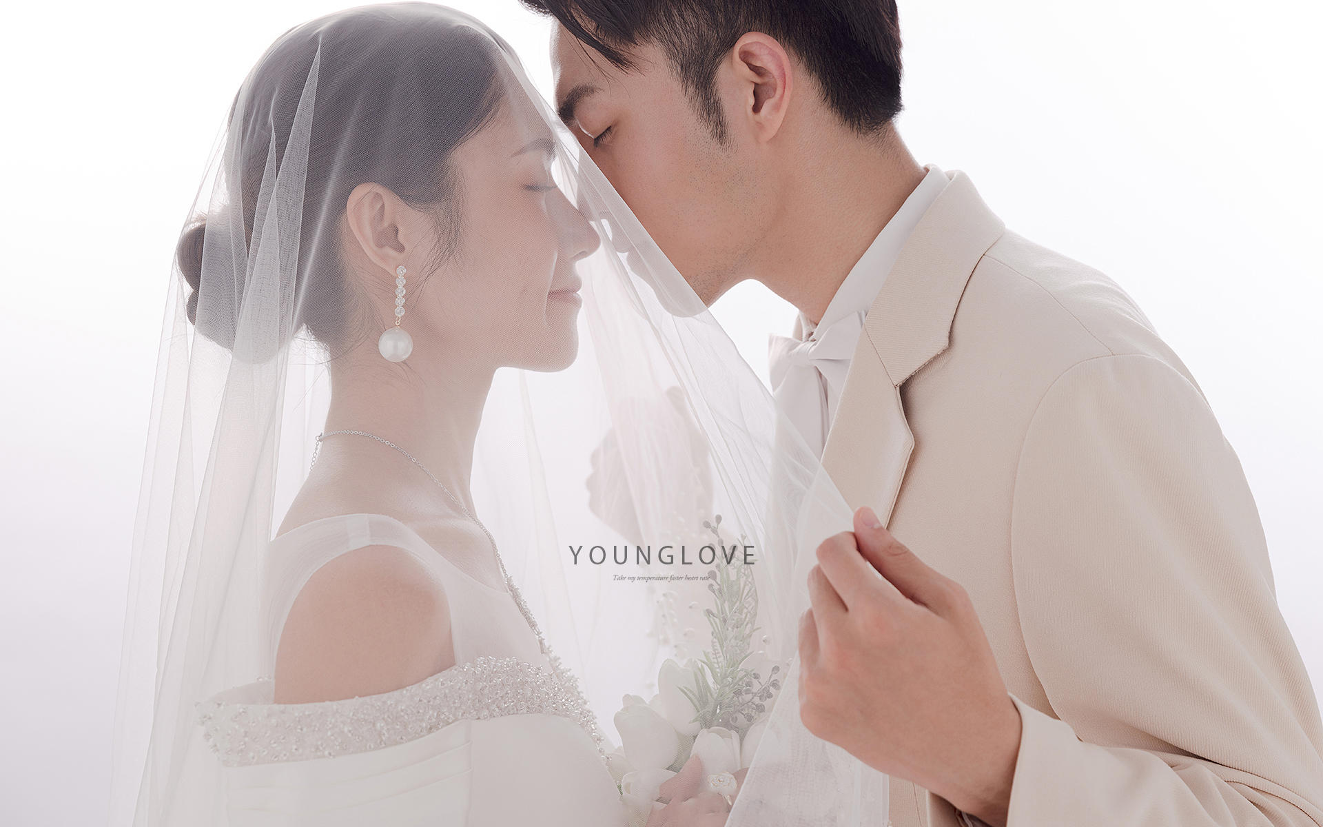 韓式唯美室內(nèi)婚紗照白色浪漫