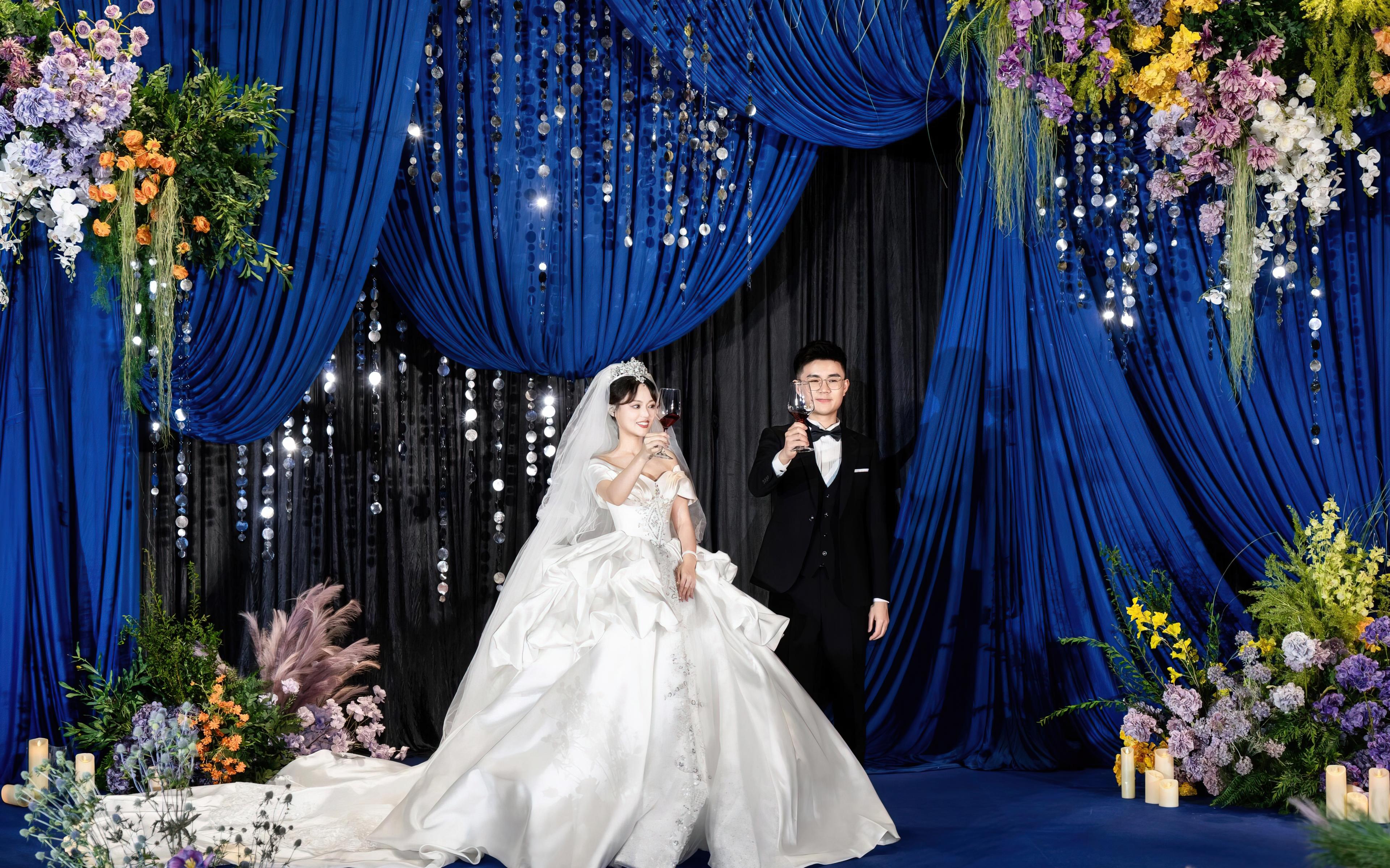 藍(lán)影輕曳，見(jiàn)證愛(ài)的啟程