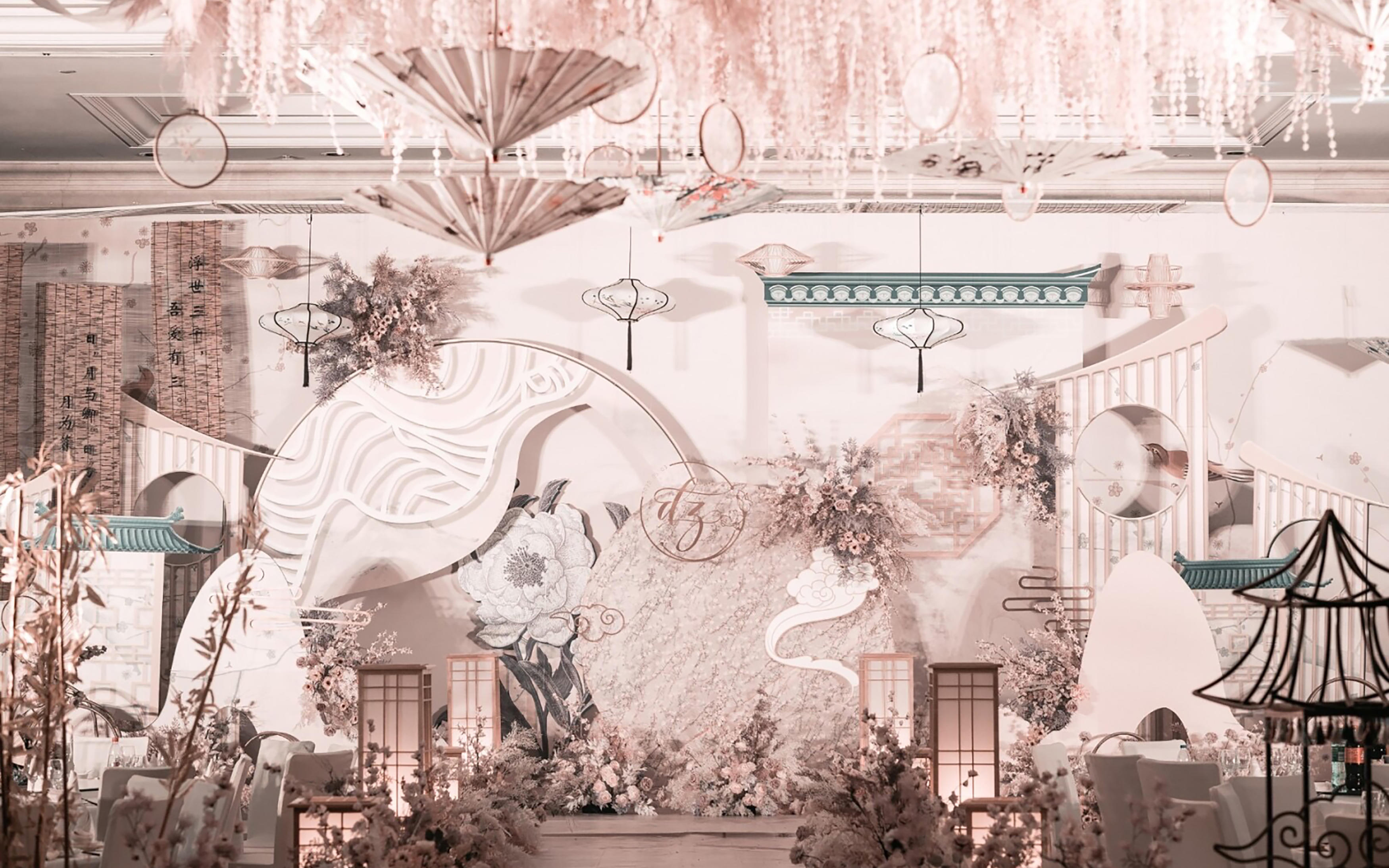 粉韵染东方，佳偶共华章