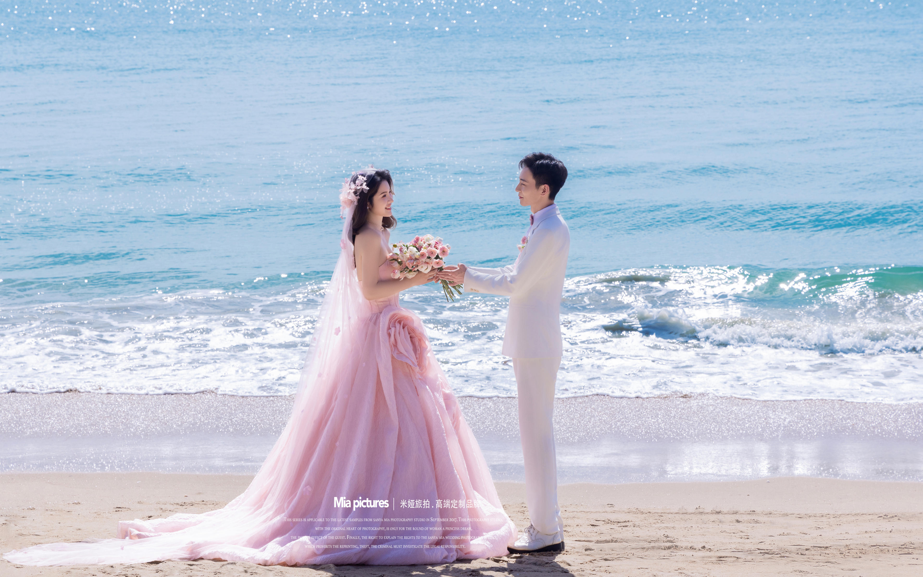 在三亞的椰林??草地拍婚紗照也太戳心了吧?? 