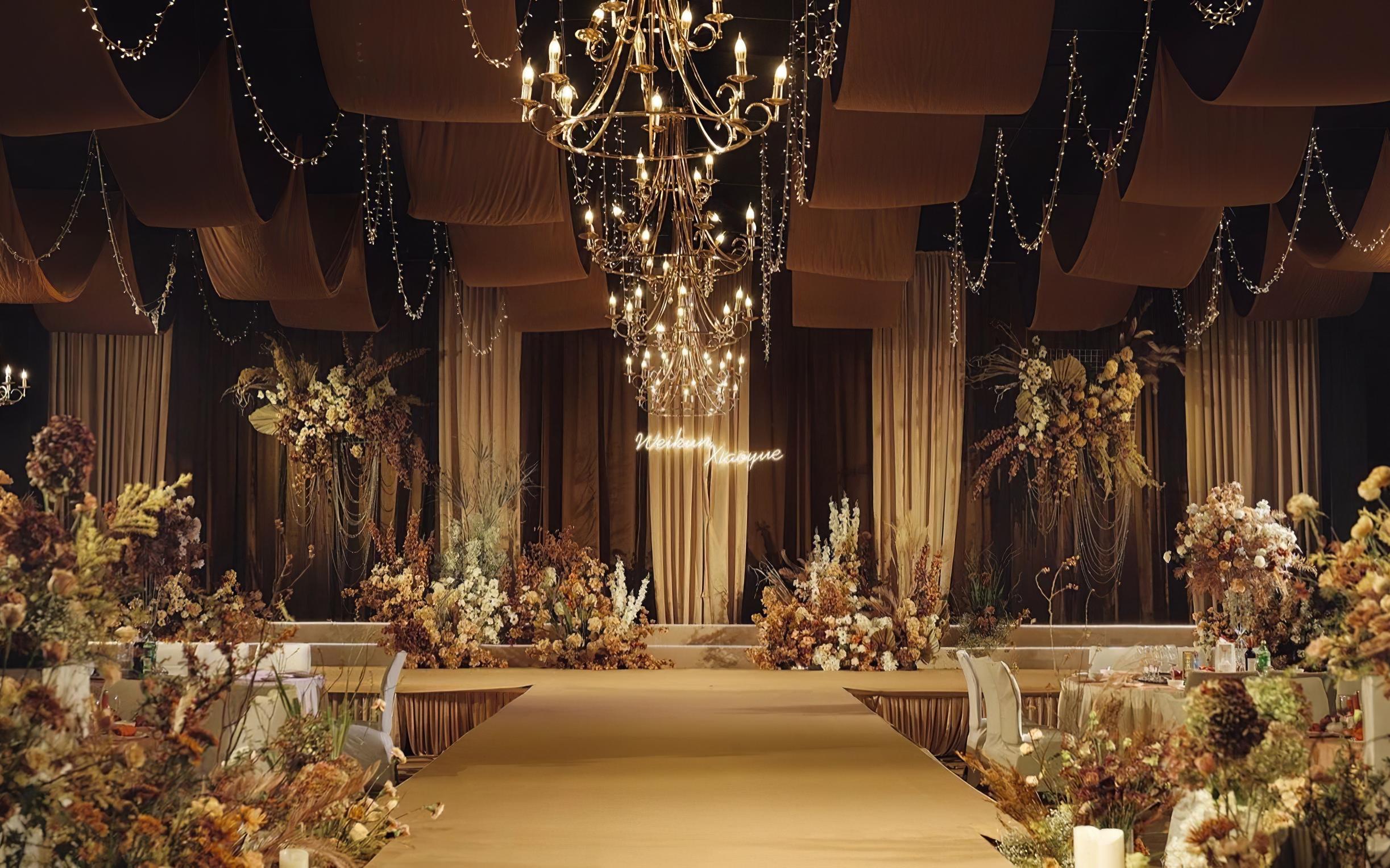 美到失语！焦糖色复古婚礼，把秋日氛围感焊在现场✨