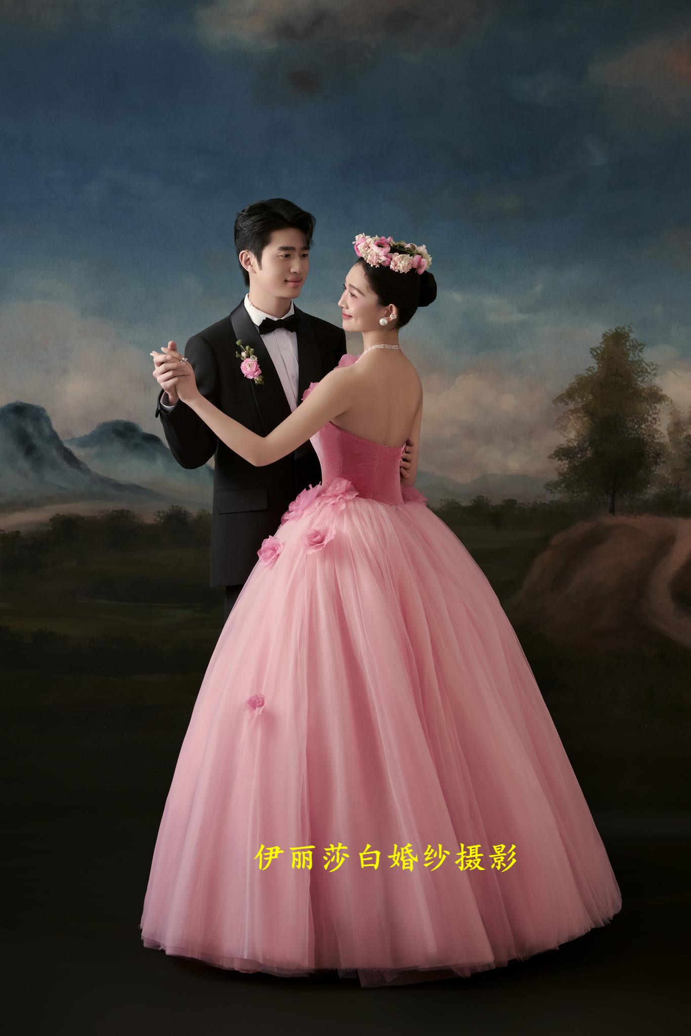 拍婚纱照3888套餐有跟妆+秀和+礼服 