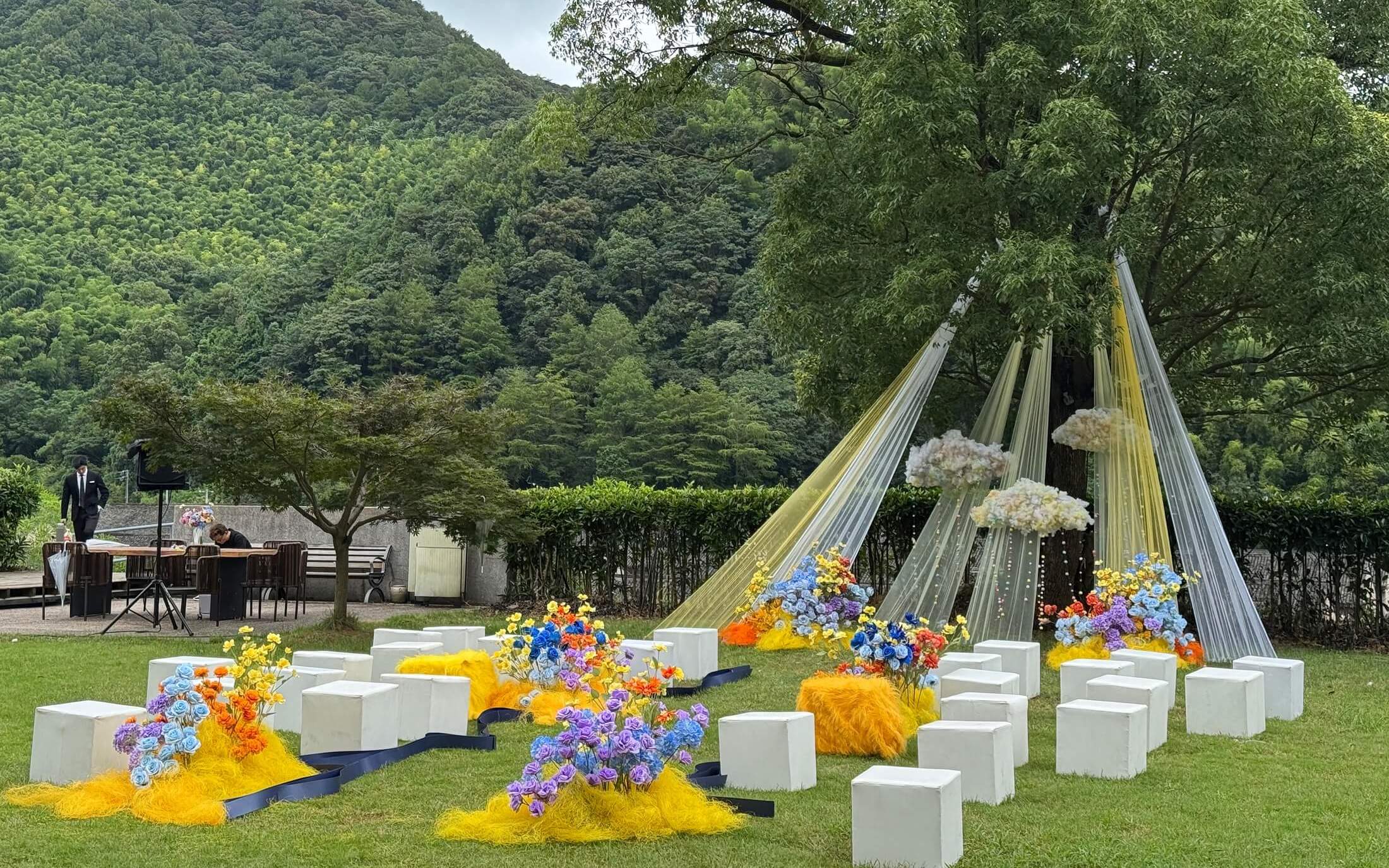 黄蓝色雪纺纱多巴胺草坪婚礼