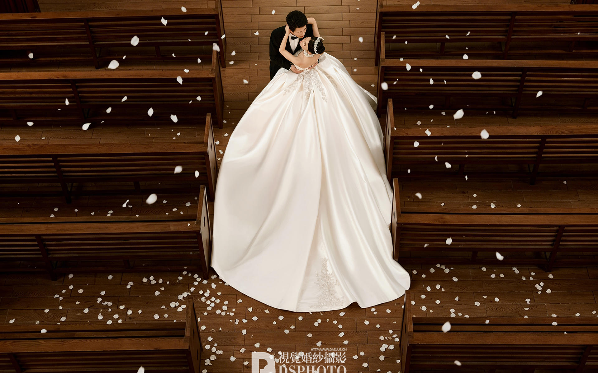 ✨教堂光影｜把爱意拍成了永恒，是婚纱照也是艺术品