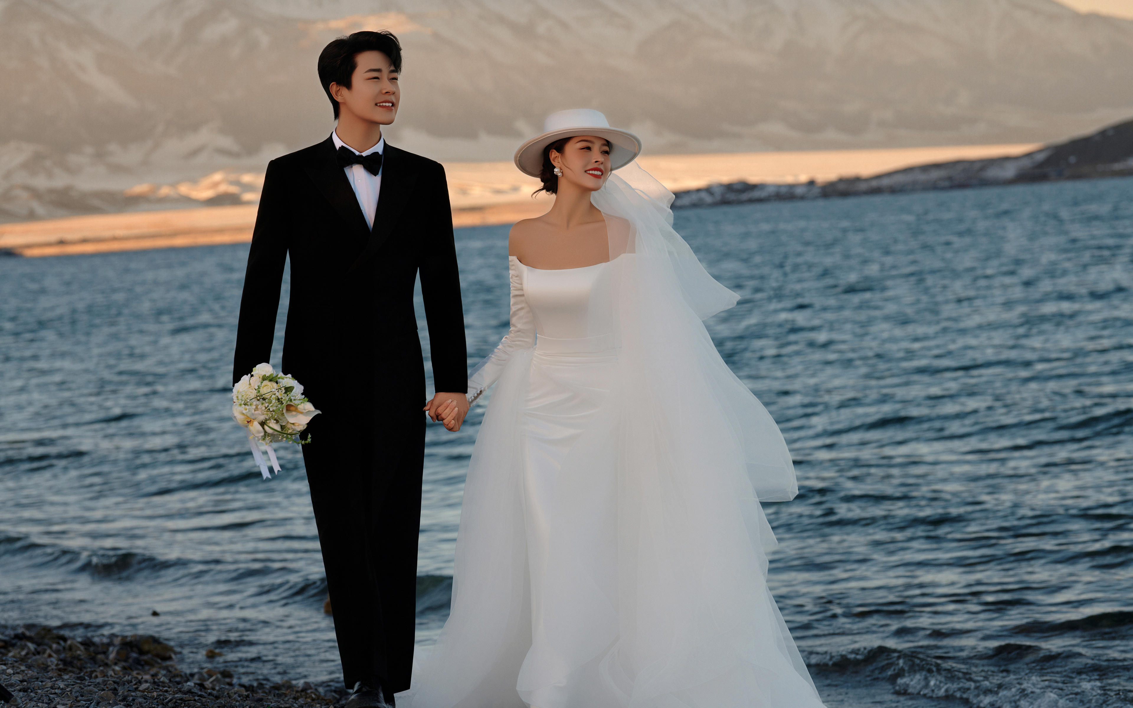 賽里木湖婚照｜把湖山落日穿成婚紗背景