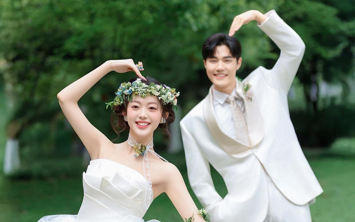 谁懂这感觉！突然就get到草坪婚纱照的美了