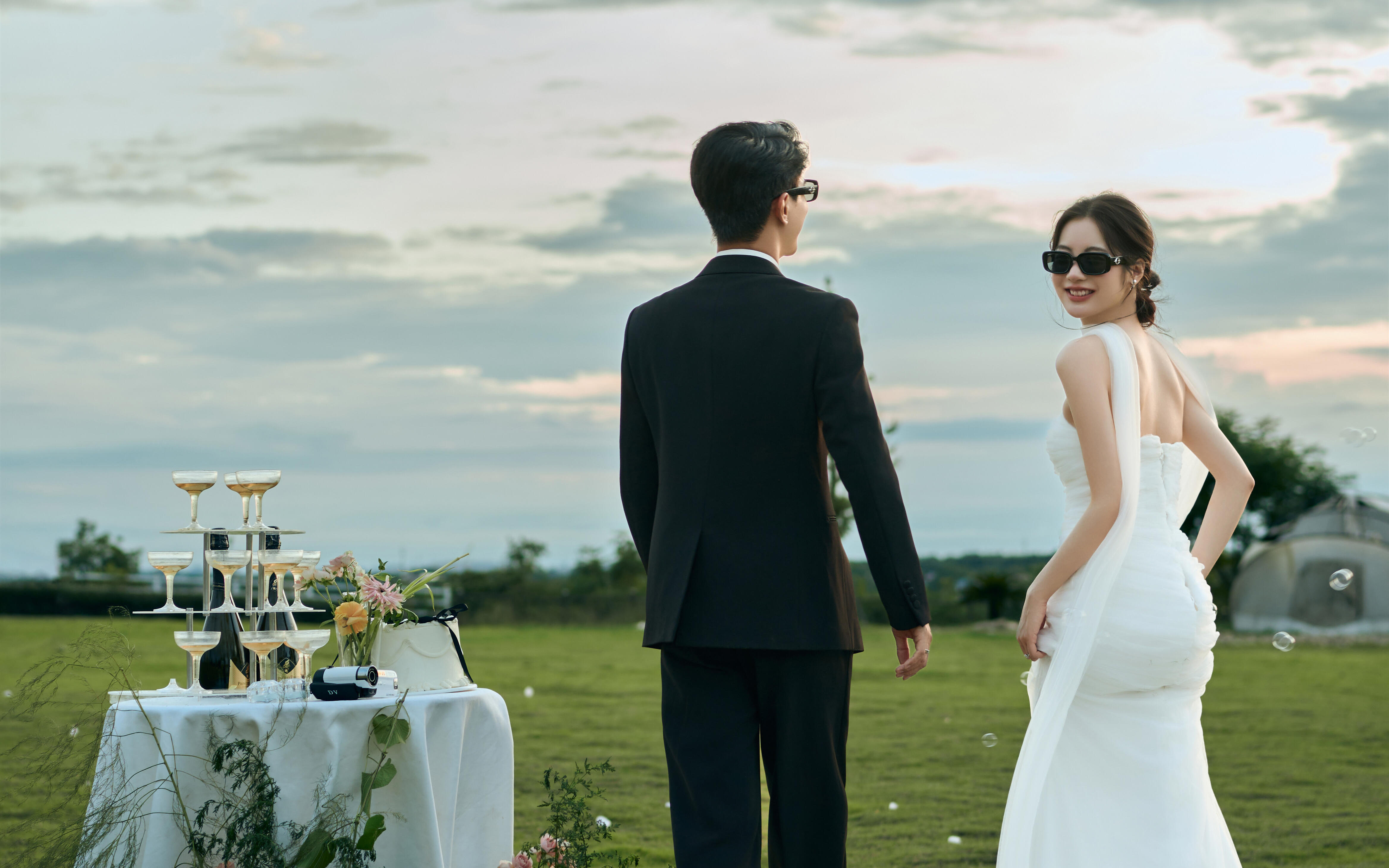 00后必拍草坪婚纱照💞不爱端庄爱自由