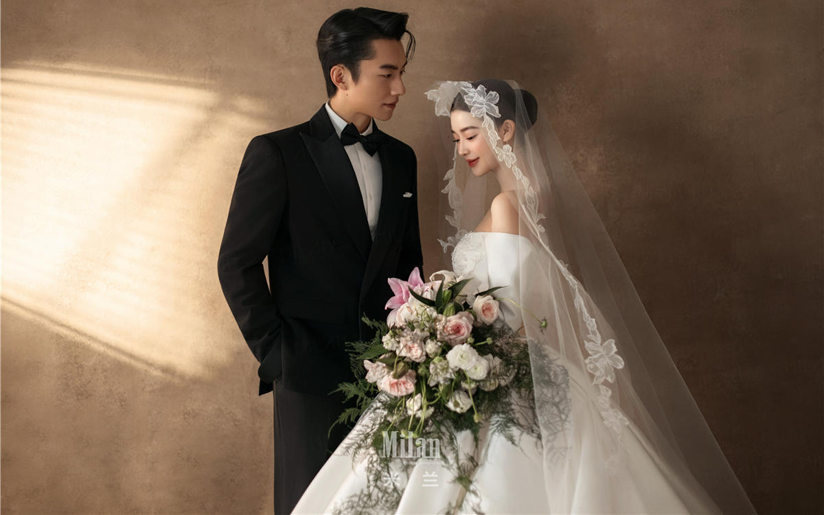 被问爆的缎面婚纱！这组婚纱照把高级感焊在身上