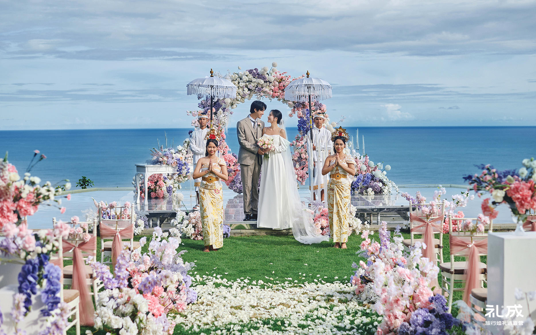 『海外目的地婚礼』巴厘岛海边草坪婚礼