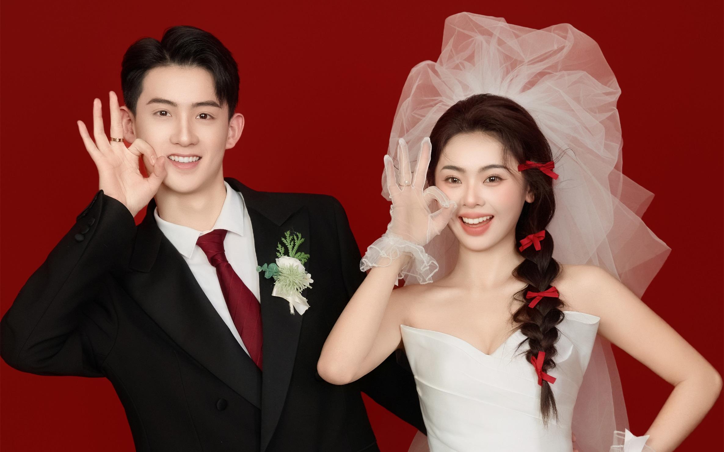 迎賓海報選了紅色輕復古婚紗照??