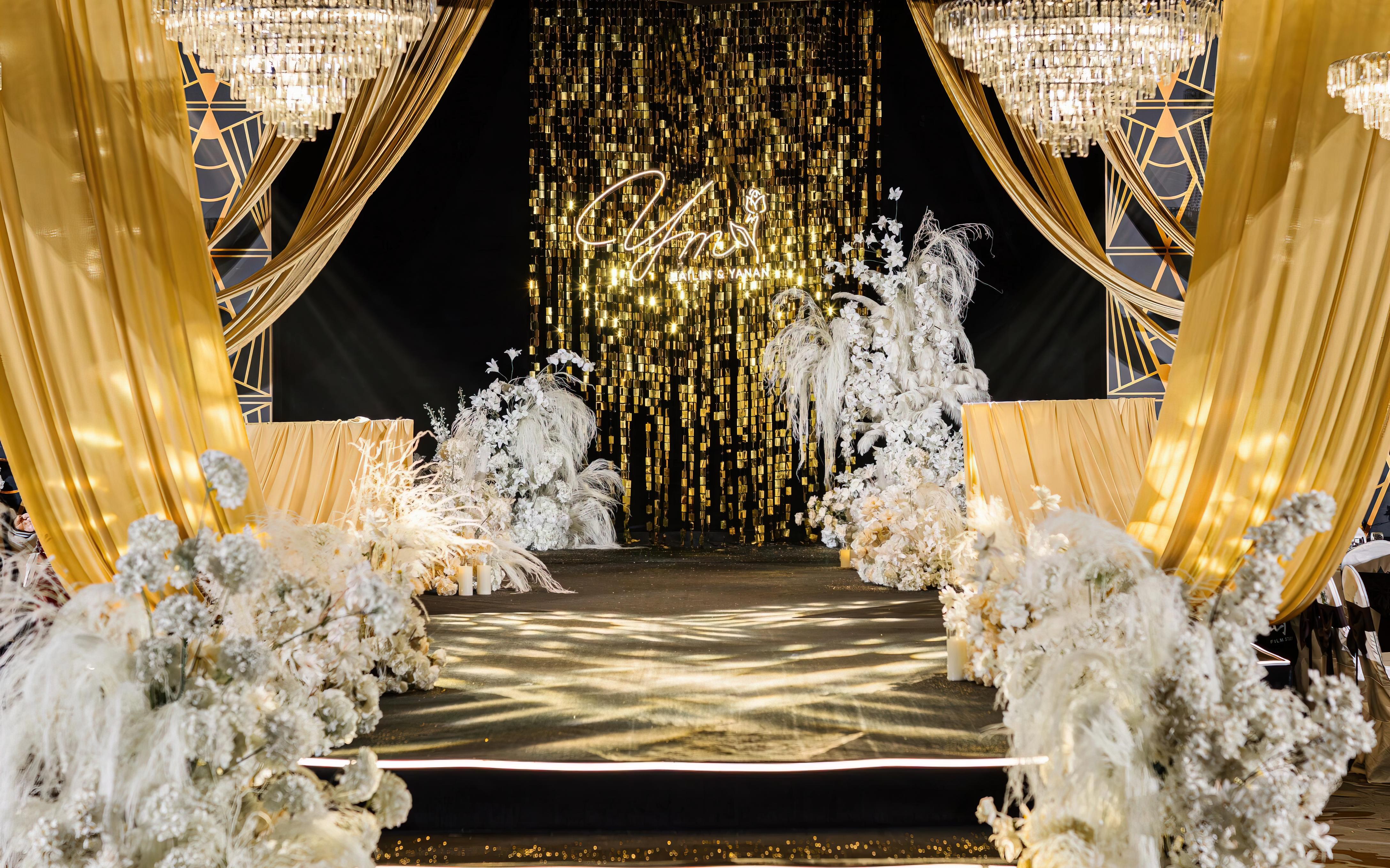 室內(nèi)金色黃色布幔水晶婚禮策劃結婚現(xiàn)場