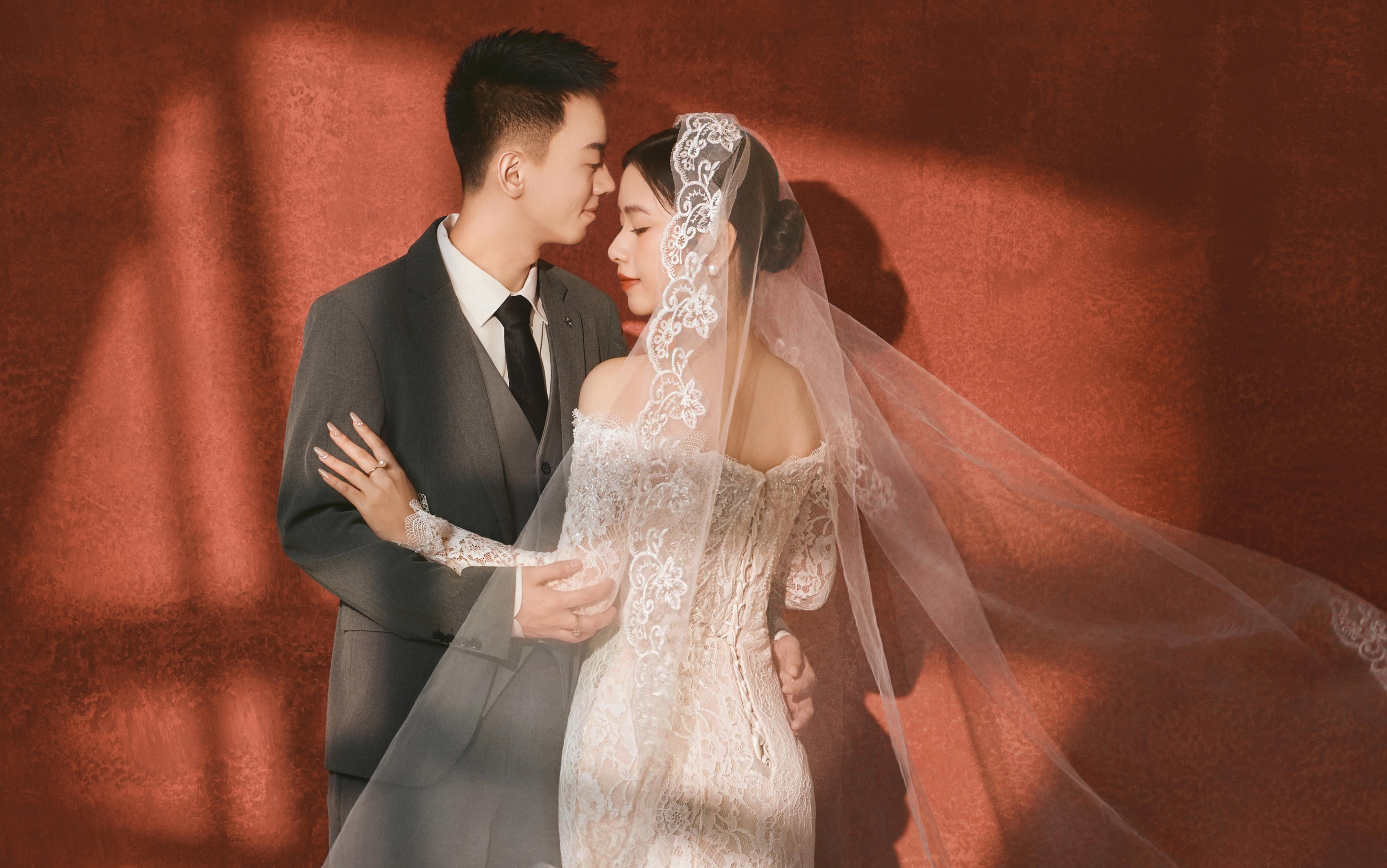 一場(chǎng)關(guān)于法式風(fēng)情的影像詩(shī)篇悄然開啟??