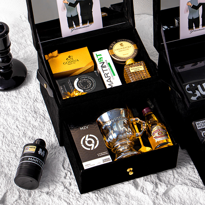 雅致轻奢黑色双层丝绒伴郎伴手礼