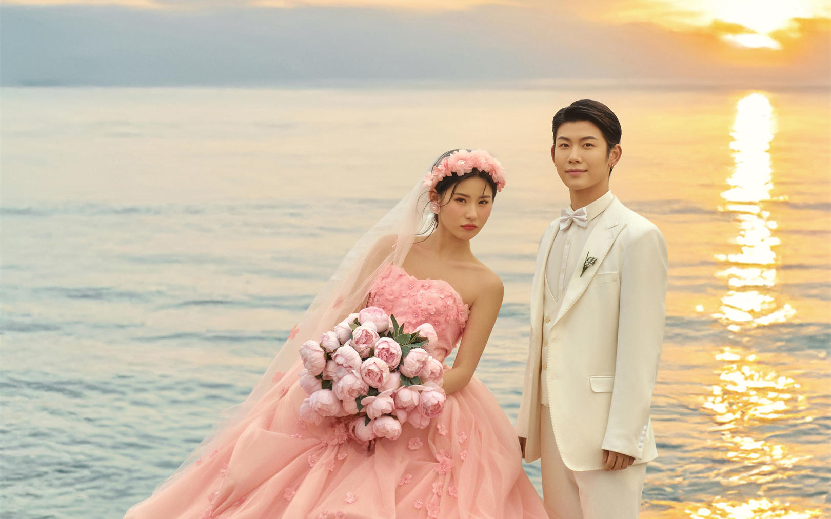 清新甜美風(fēng)夕陽(yáng)沙灘婚紗照