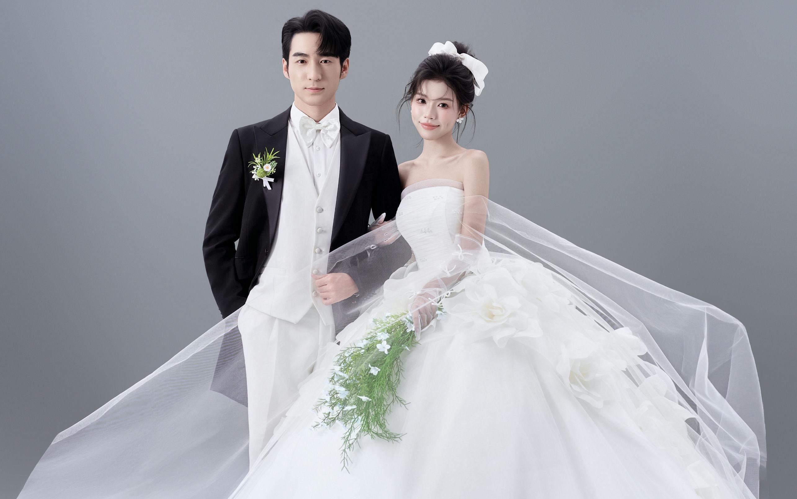 越看越心动✨太喜欢我的灰底极简婚纱照啦