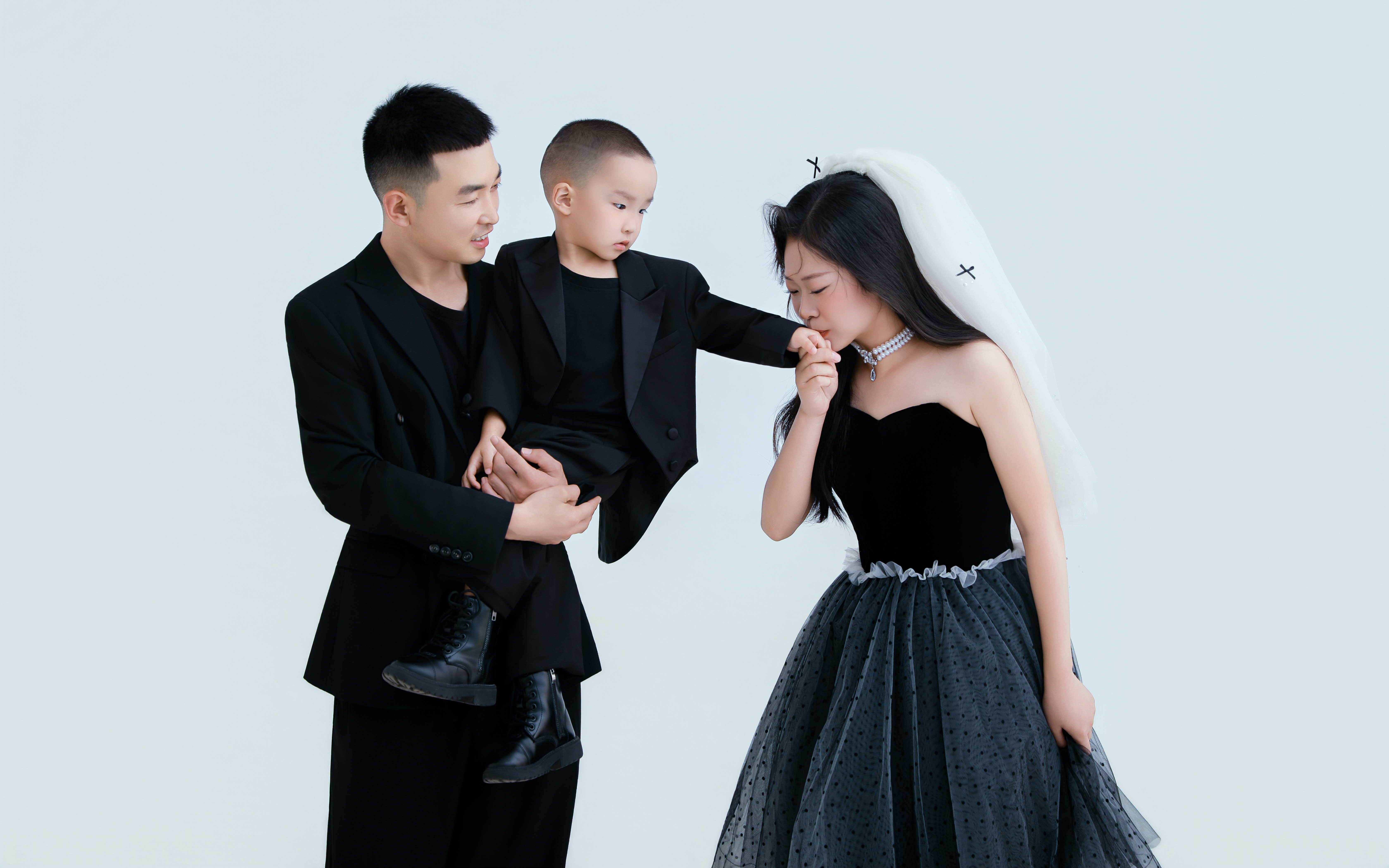 黑白撞色穿搭，定格家庭的小众浪漫仪式感