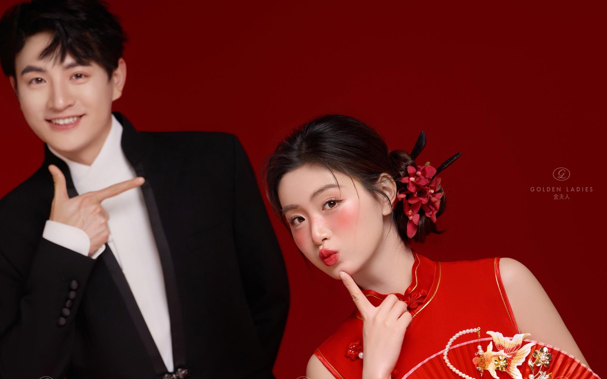  一眼沦陷！红色背景新中式婚纱照太惊艳了！