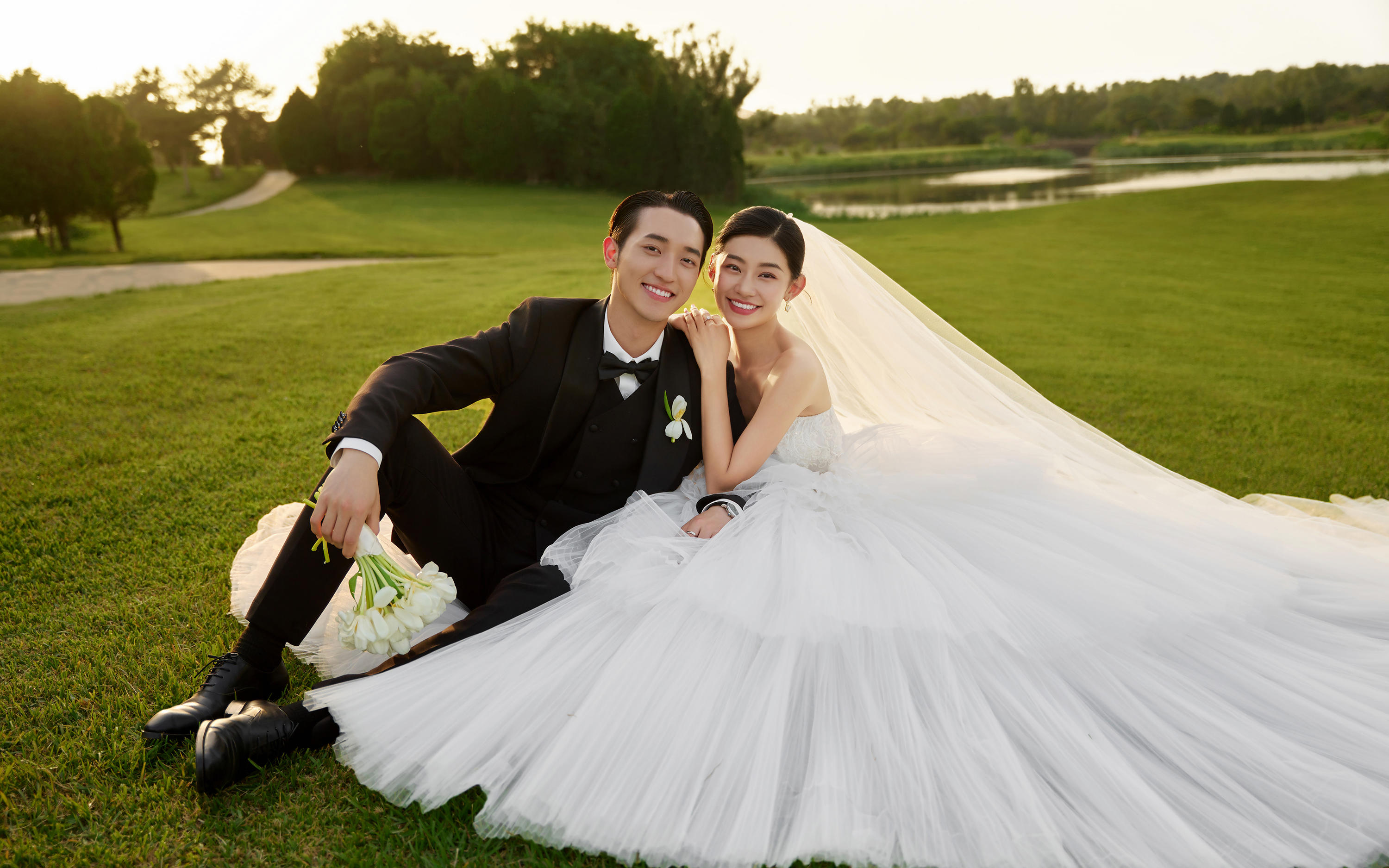 牛啊！还得是拍草坪婚纱照更清新治愈