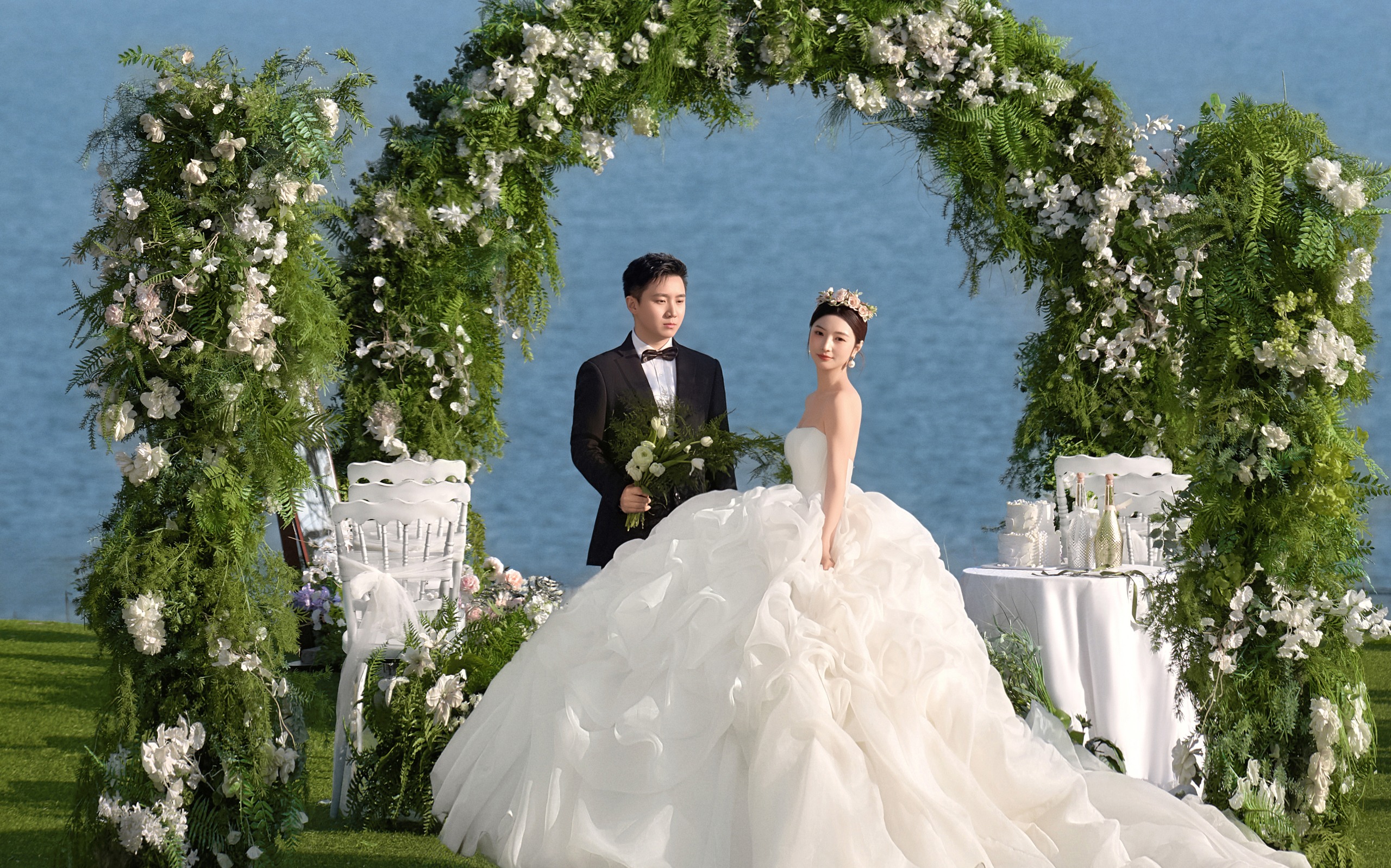海边森系拱门浪漫氛围感婚纱照